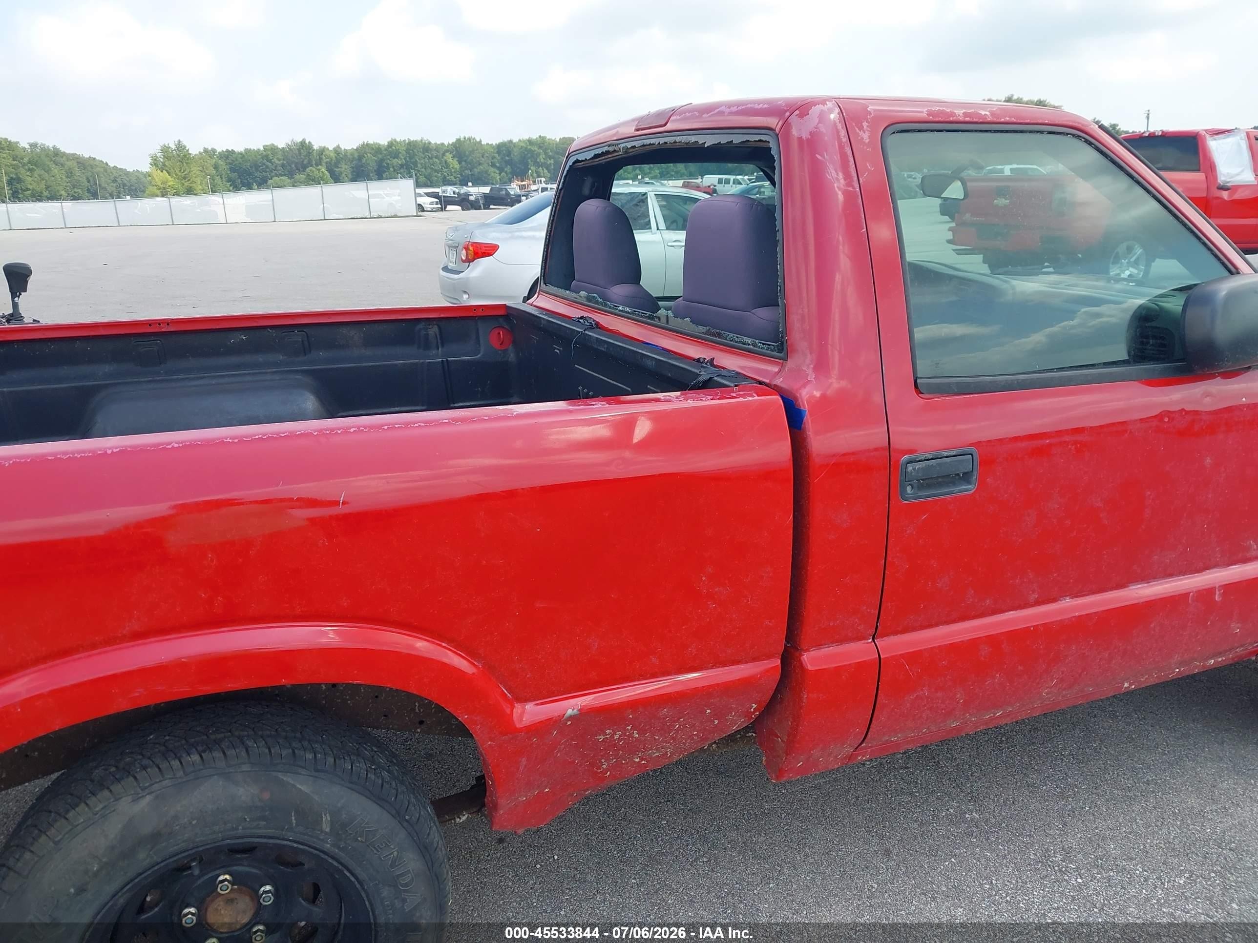 2003 Chevrolet S-10   Red vin: 1GCCS14H838205505