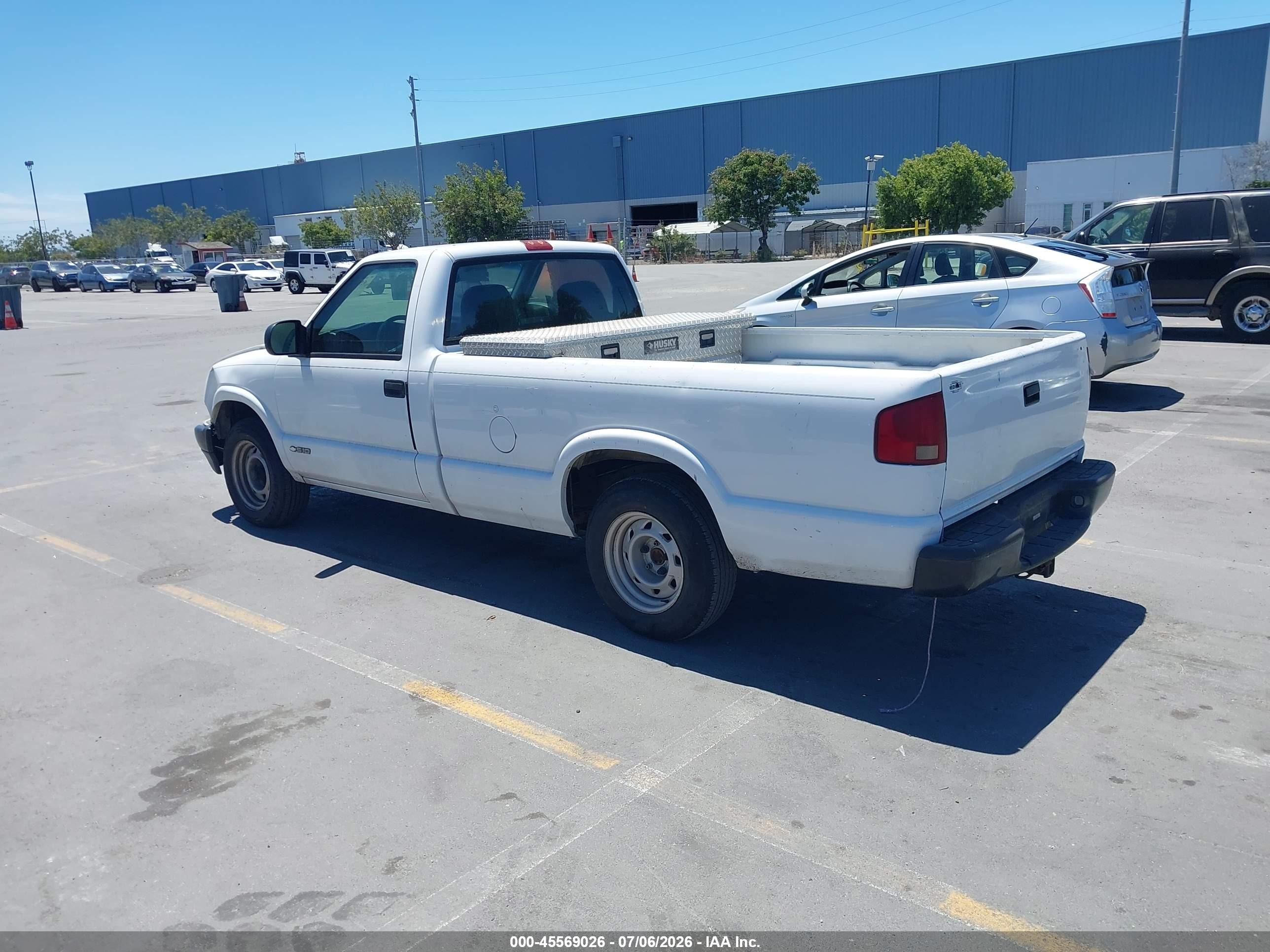 2002 Chevrolet S-10   White vin: 1GCCS14W928208376