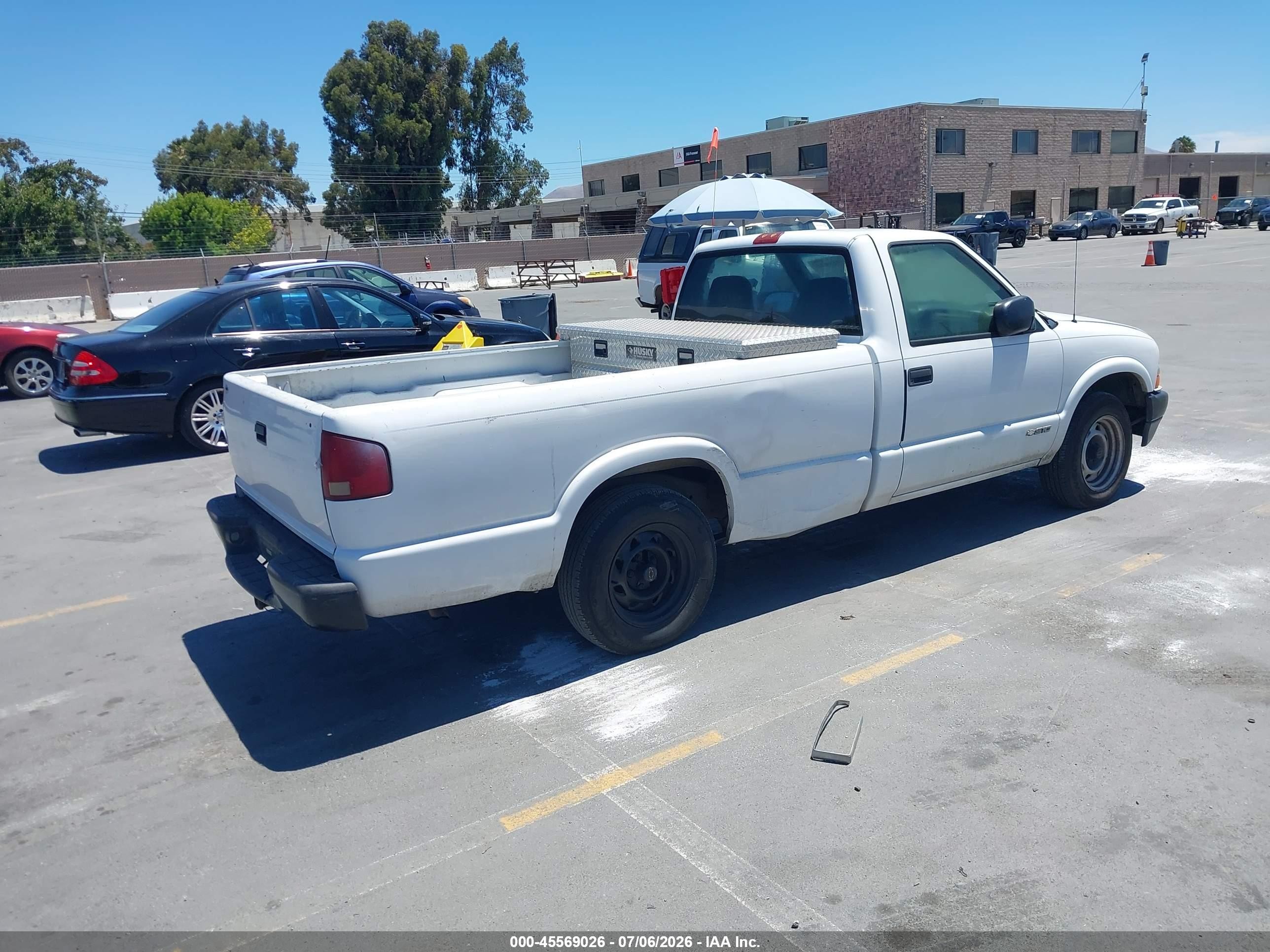 2002 Chevrolet S-10   White vin: 1GCCS14W928208376