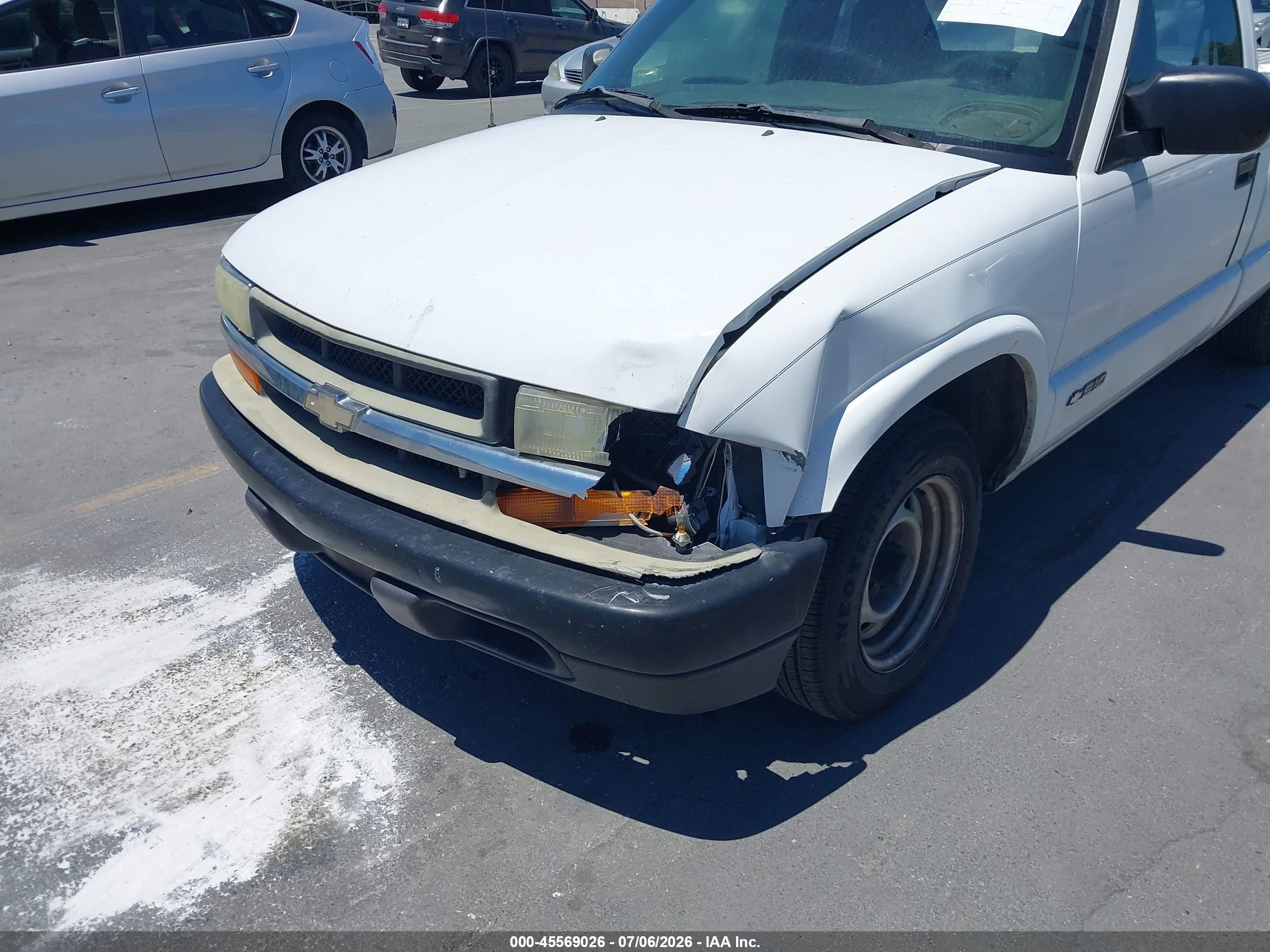 2002 Chevrolet S-10   White vin: 1GCCS14W928208376