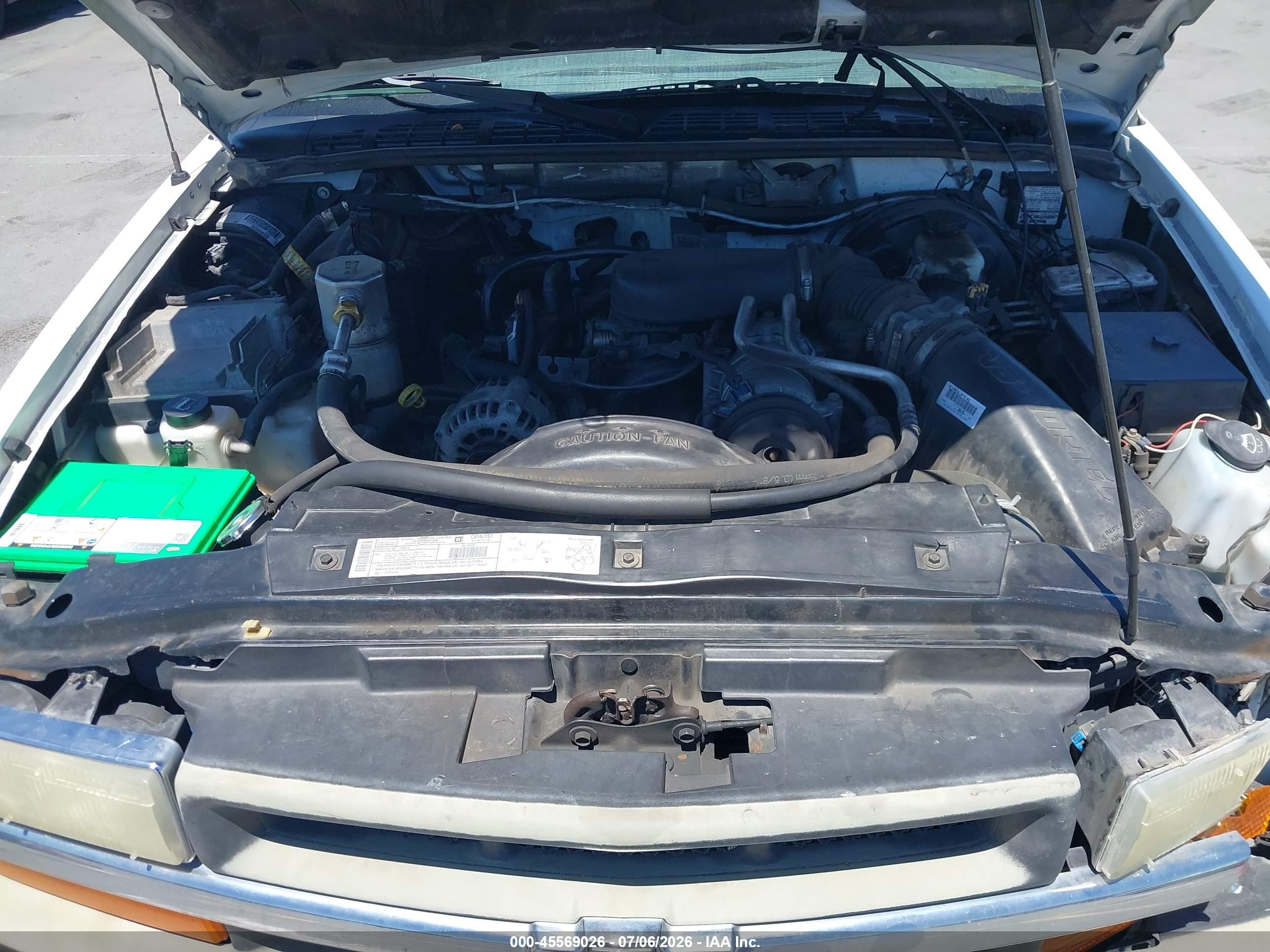 2002 Chevrolet S-10   White vin: 1GCCS14W928208376