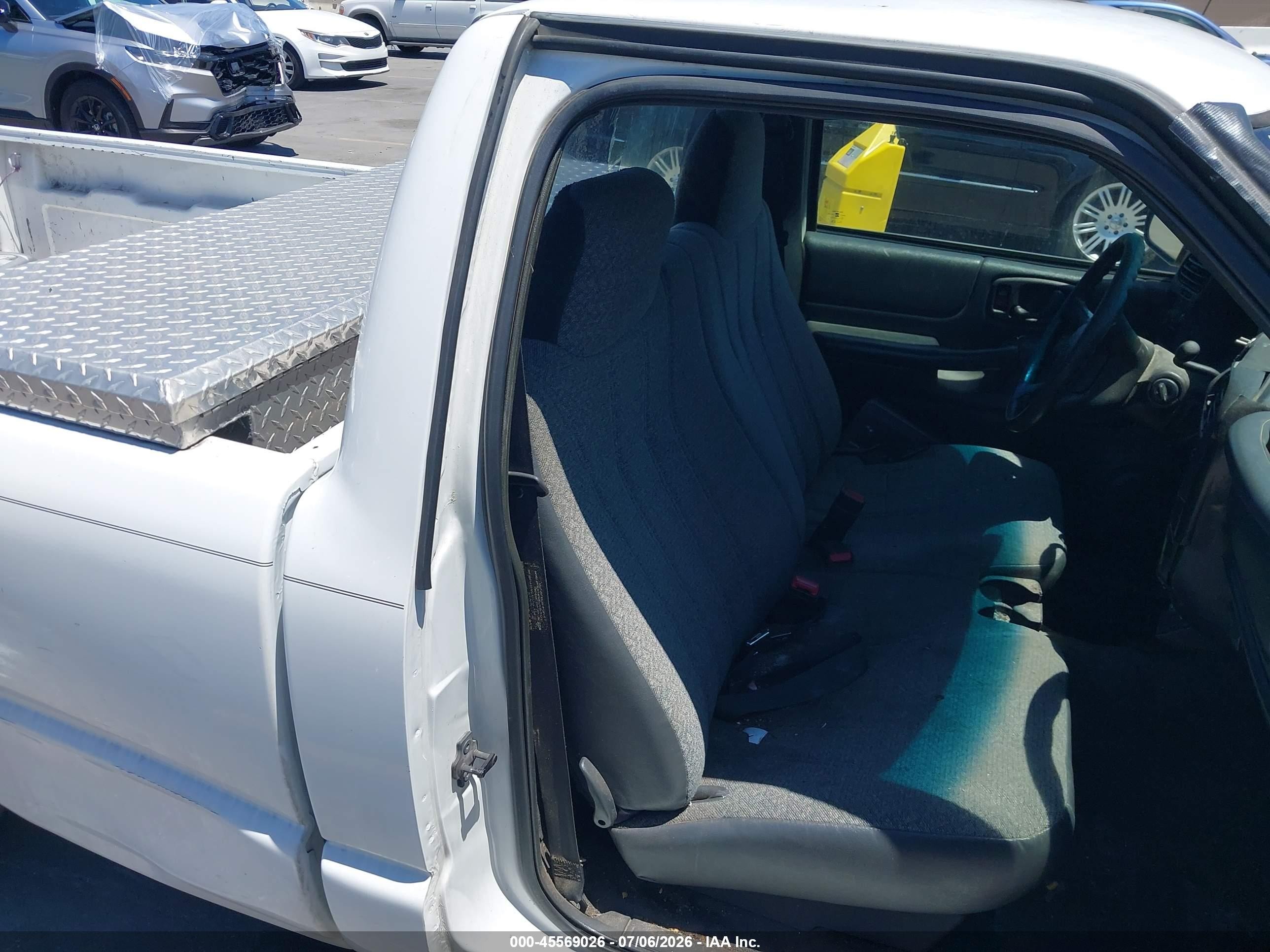 2002 Chevrolet S-10   White vin: 1GCCS14W928208376