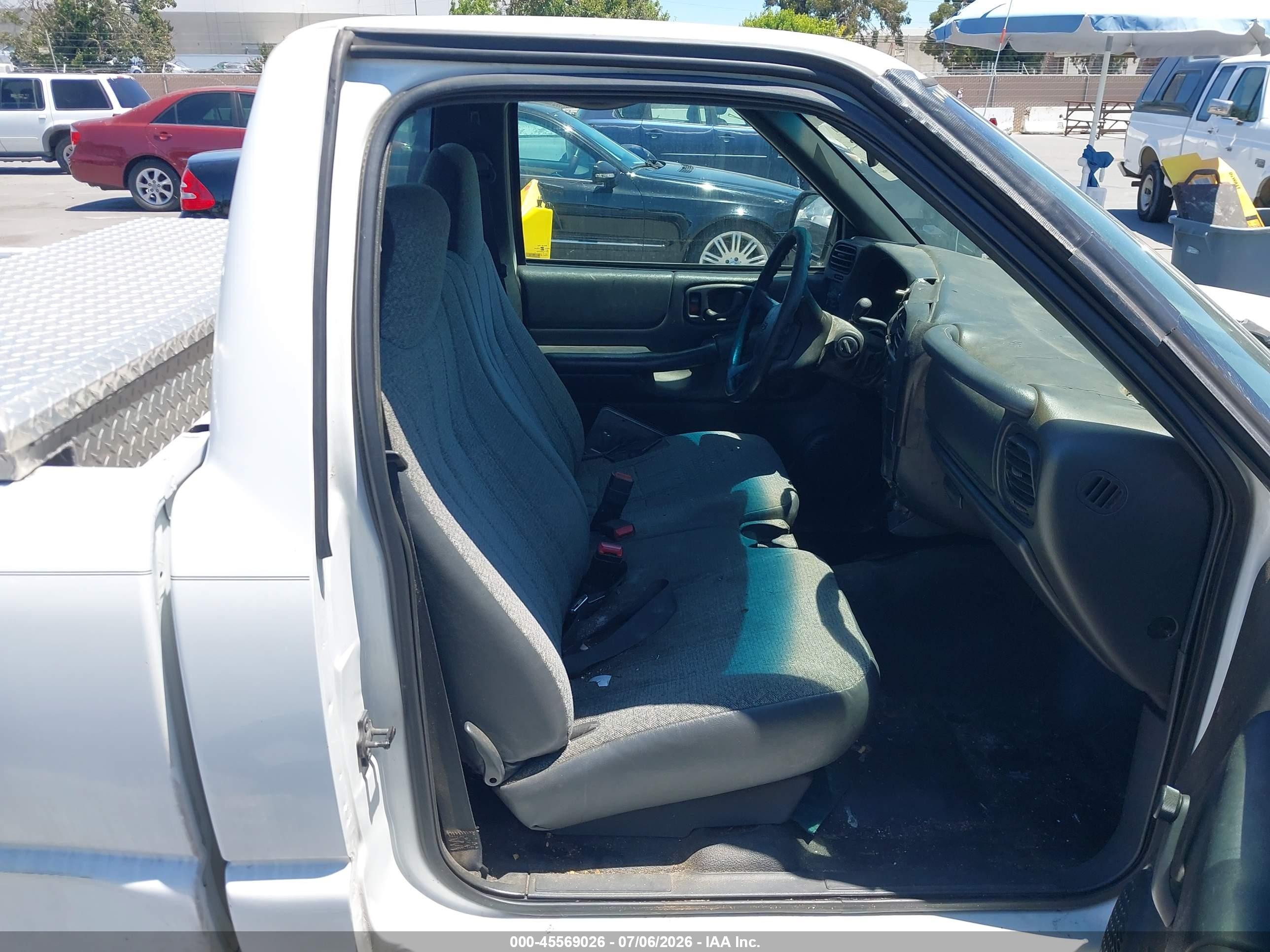 2002 Chevrolet S-10   White vin: 1GCCS14W928208376