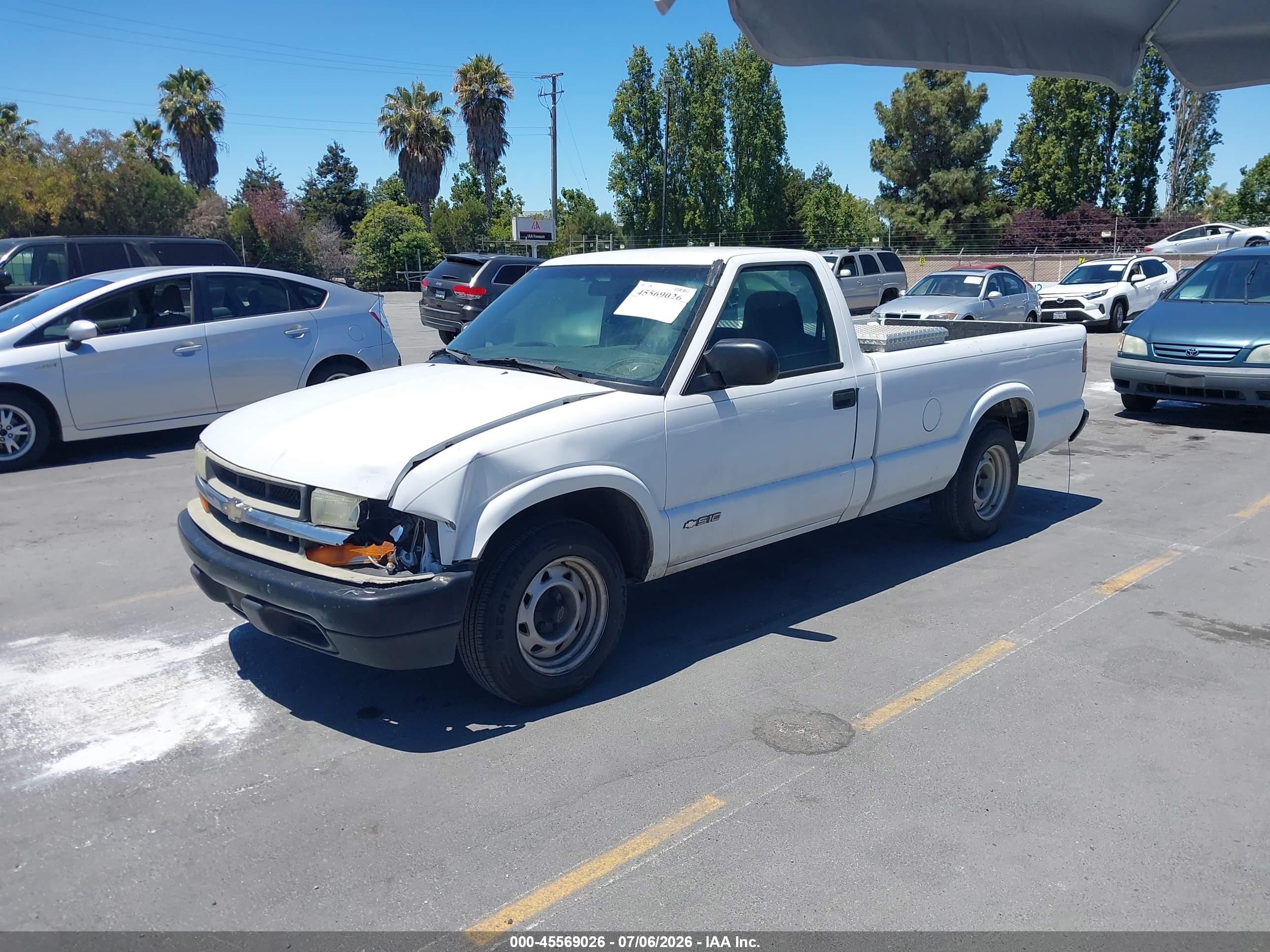 2002 Chevrolet S-10   White vin: 1GCCS14W928208376