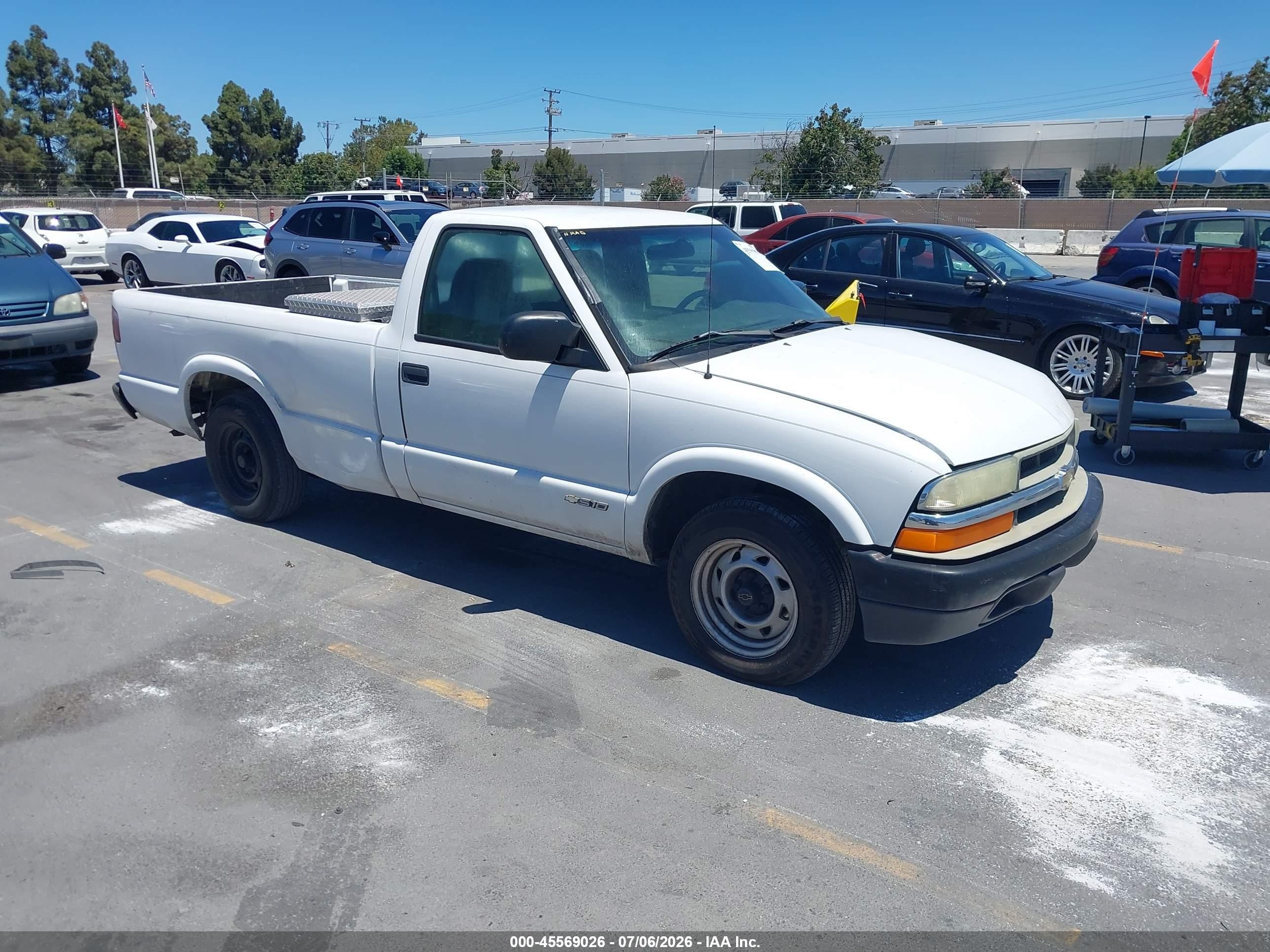 2002 Chevrolet S-10   White vin: 1GCCS14W928208376