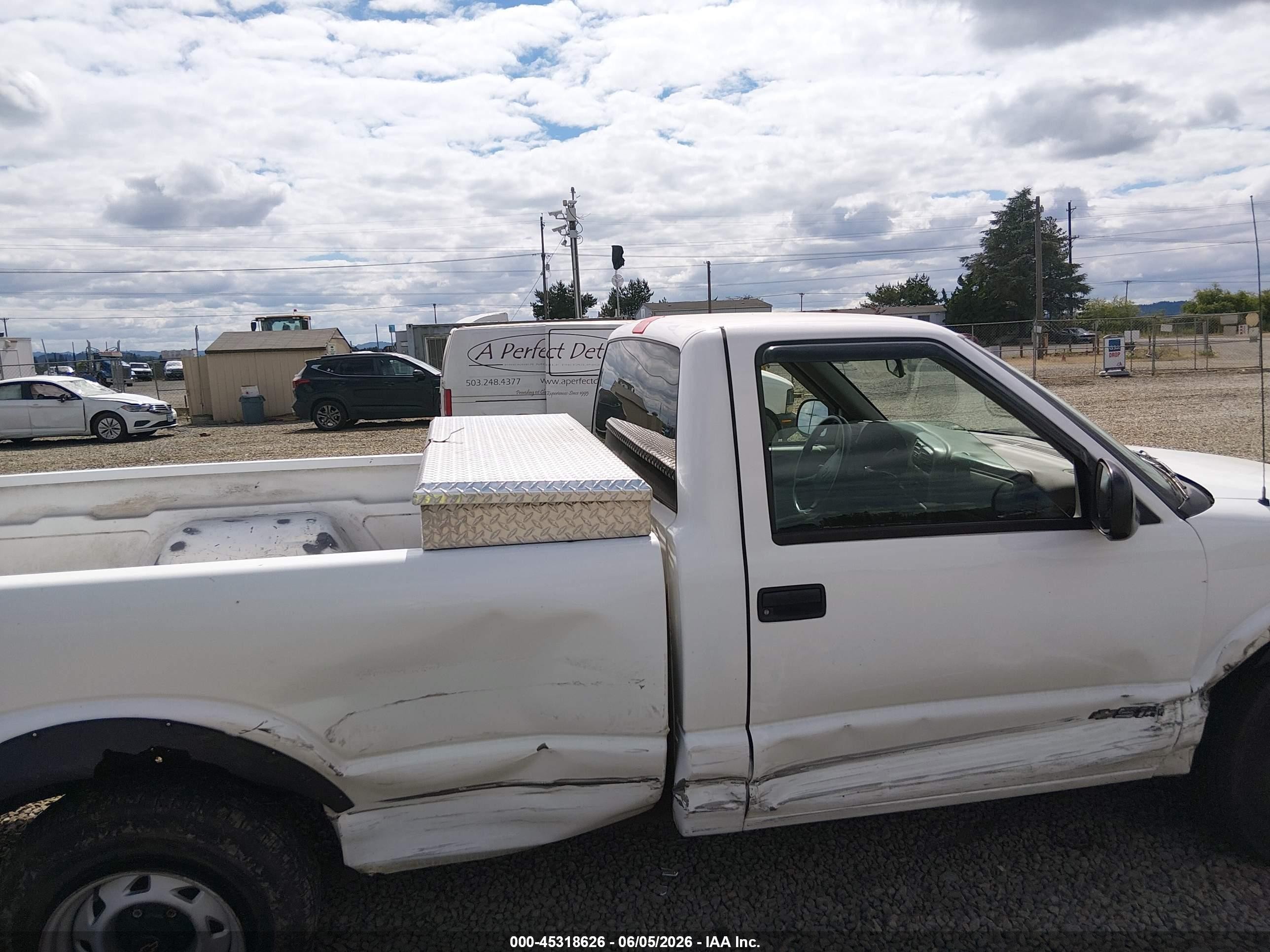 1998 Chevrolet S-10 Fleetside White vin: 1GCCS14X2WK193169