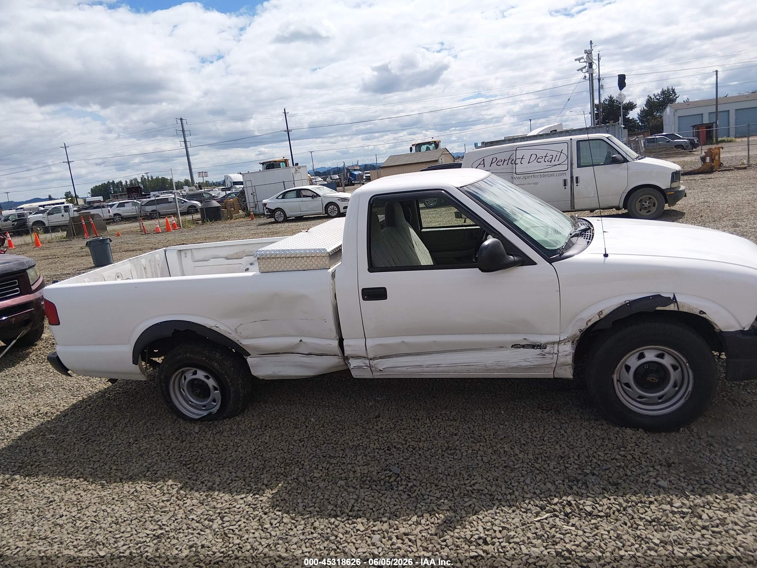 1998 Chevrolet S-10 Fleetside White vin: 1GCCS14X2WK193169