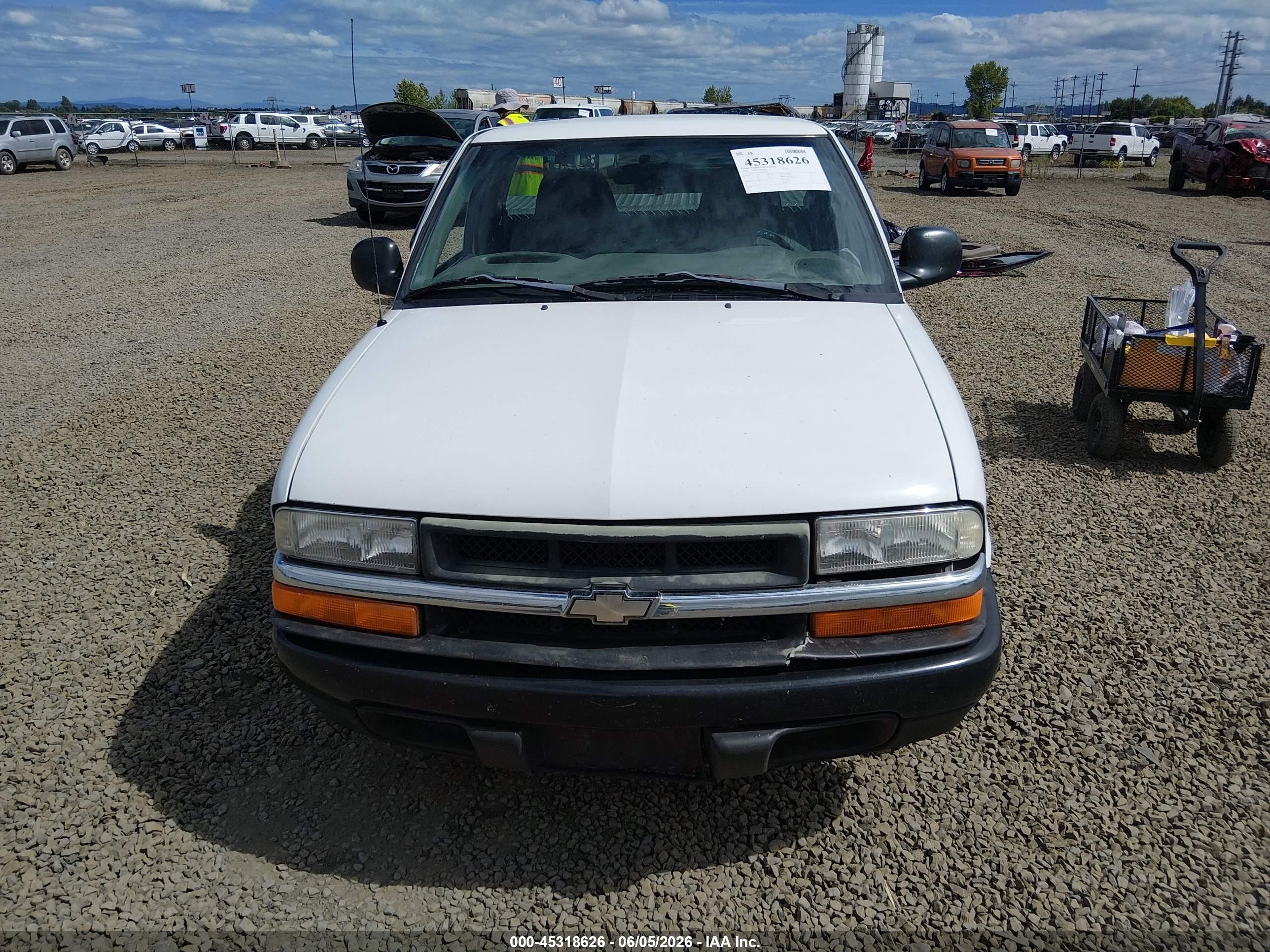 1998 Chevrolet S-10 Fleetside White vin: 1GCCS14X2WK193169