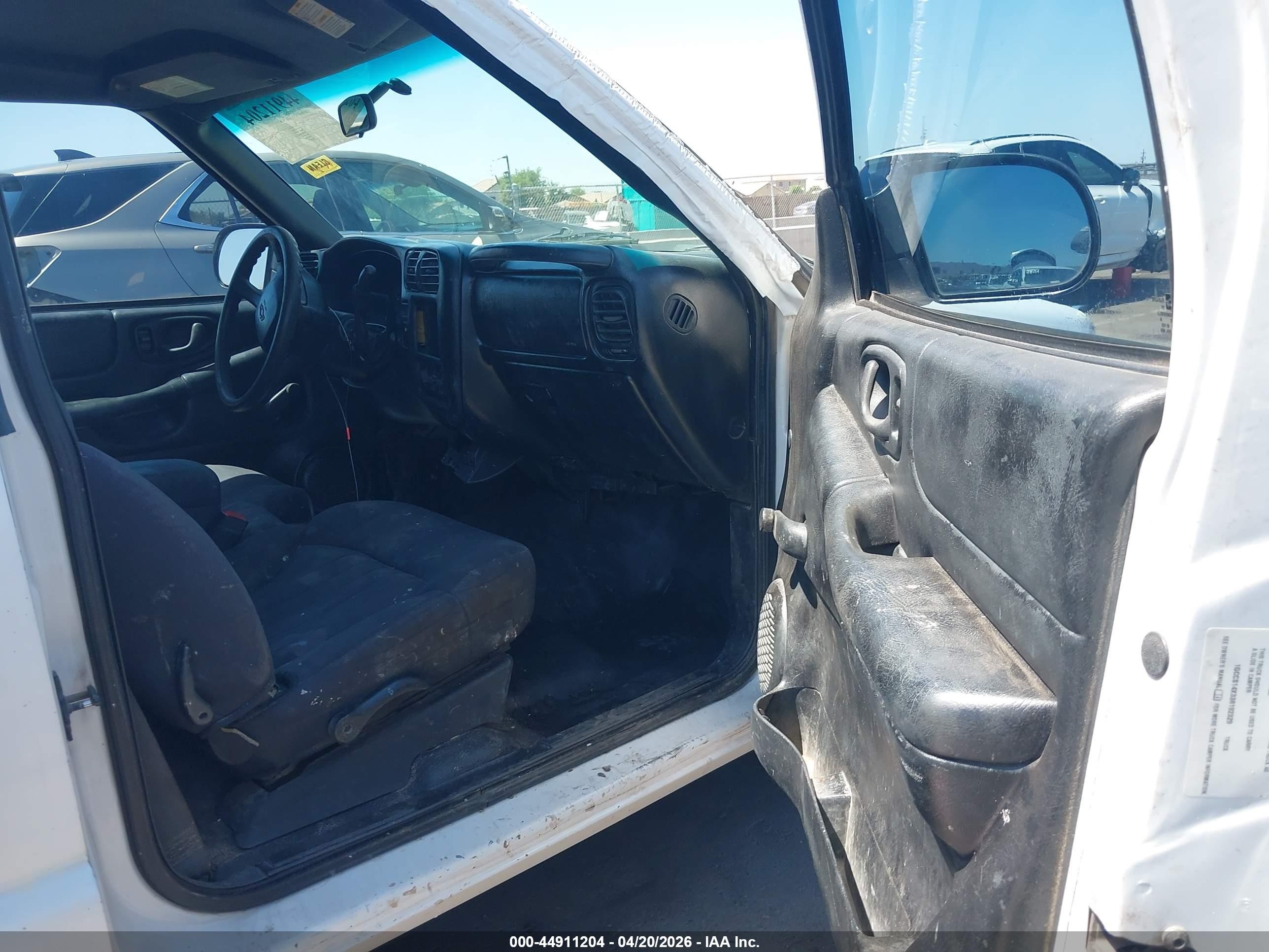 2003 Chevrolet S-10   White vin: 1GCCS14X338192329