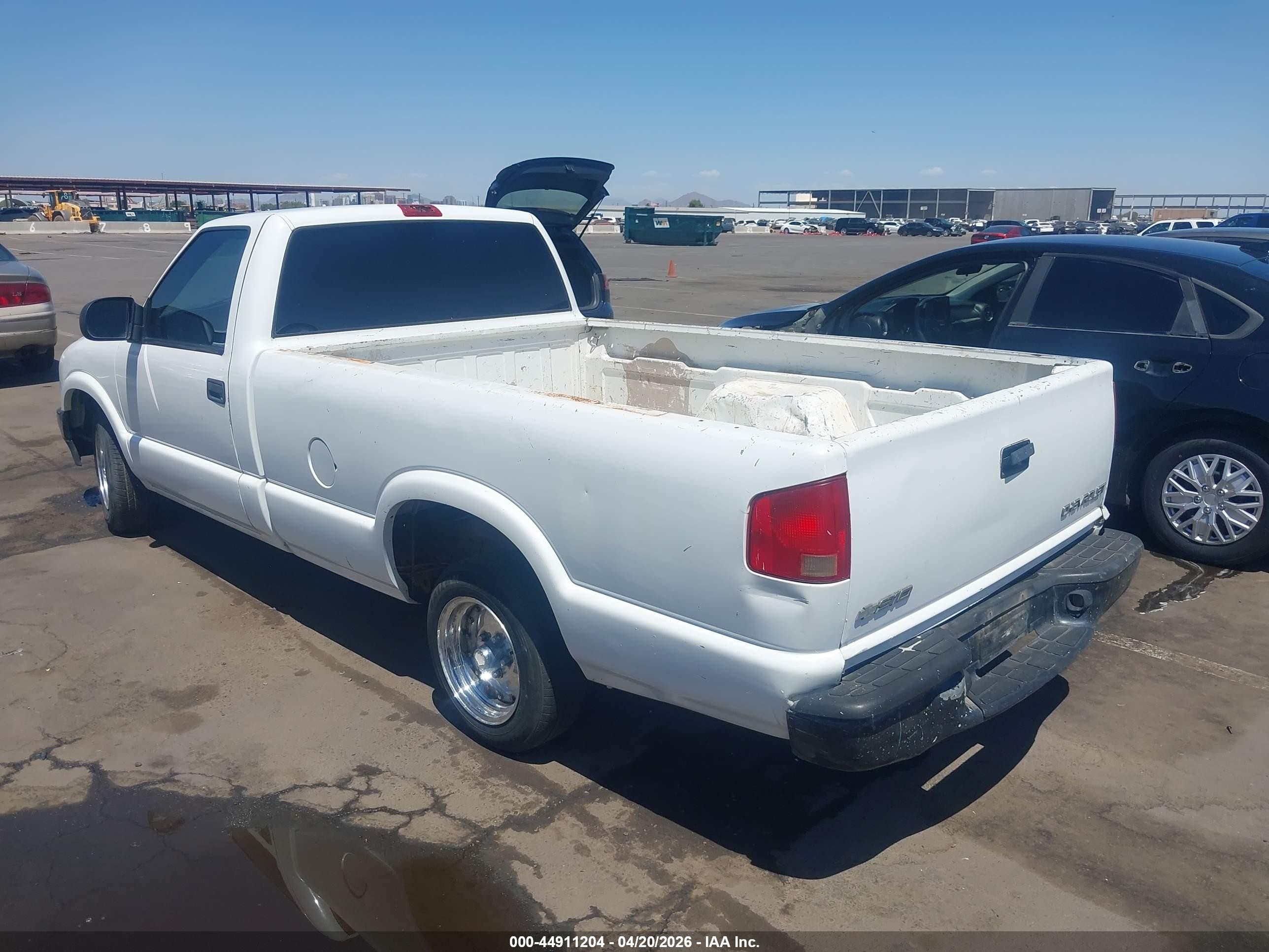 2003 Chevrolet S-10   White vin: 1GCCS14X338192329