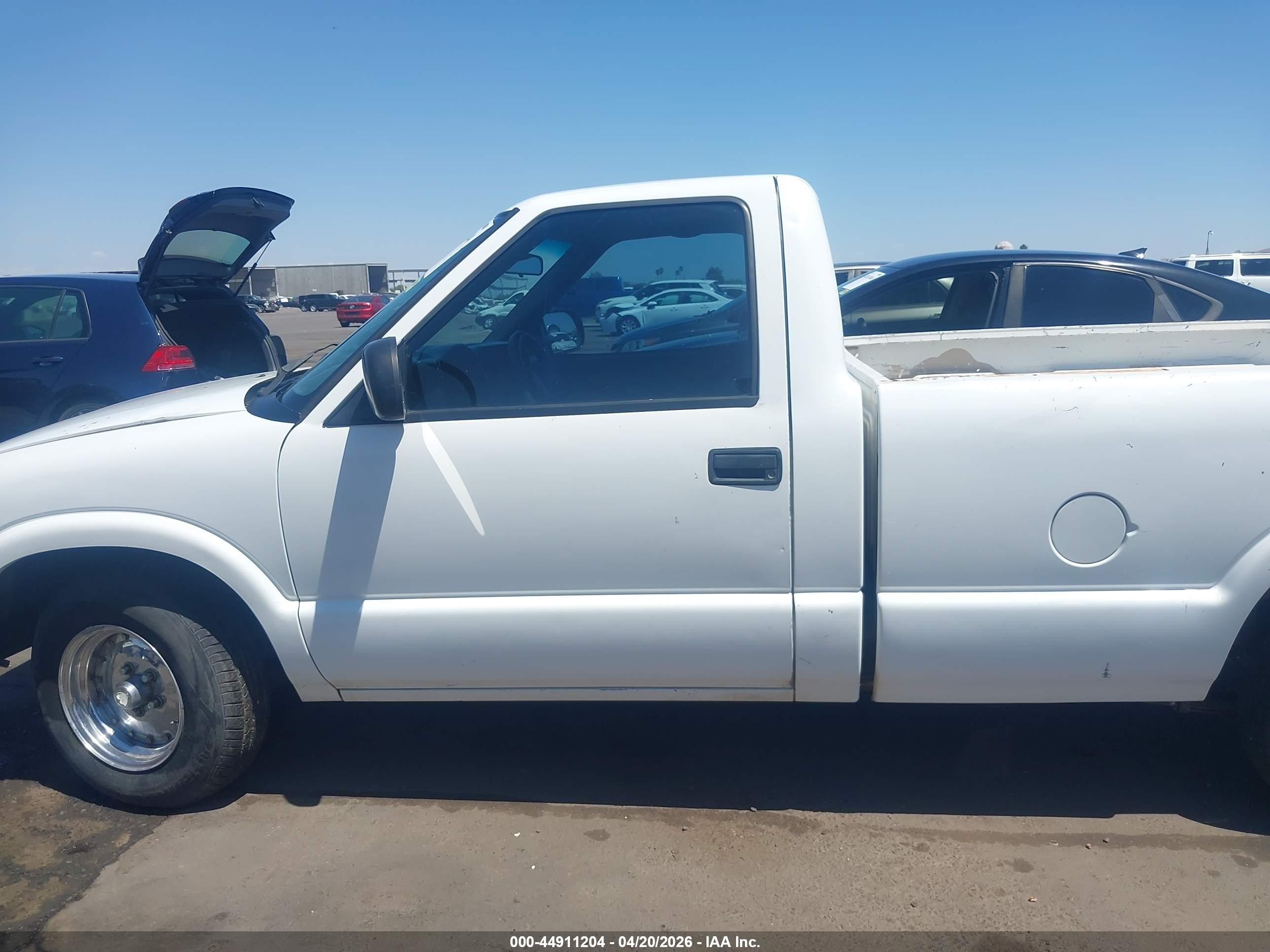 2003 Chevrolet S-10   White vin: 1GCCS14X338192329
