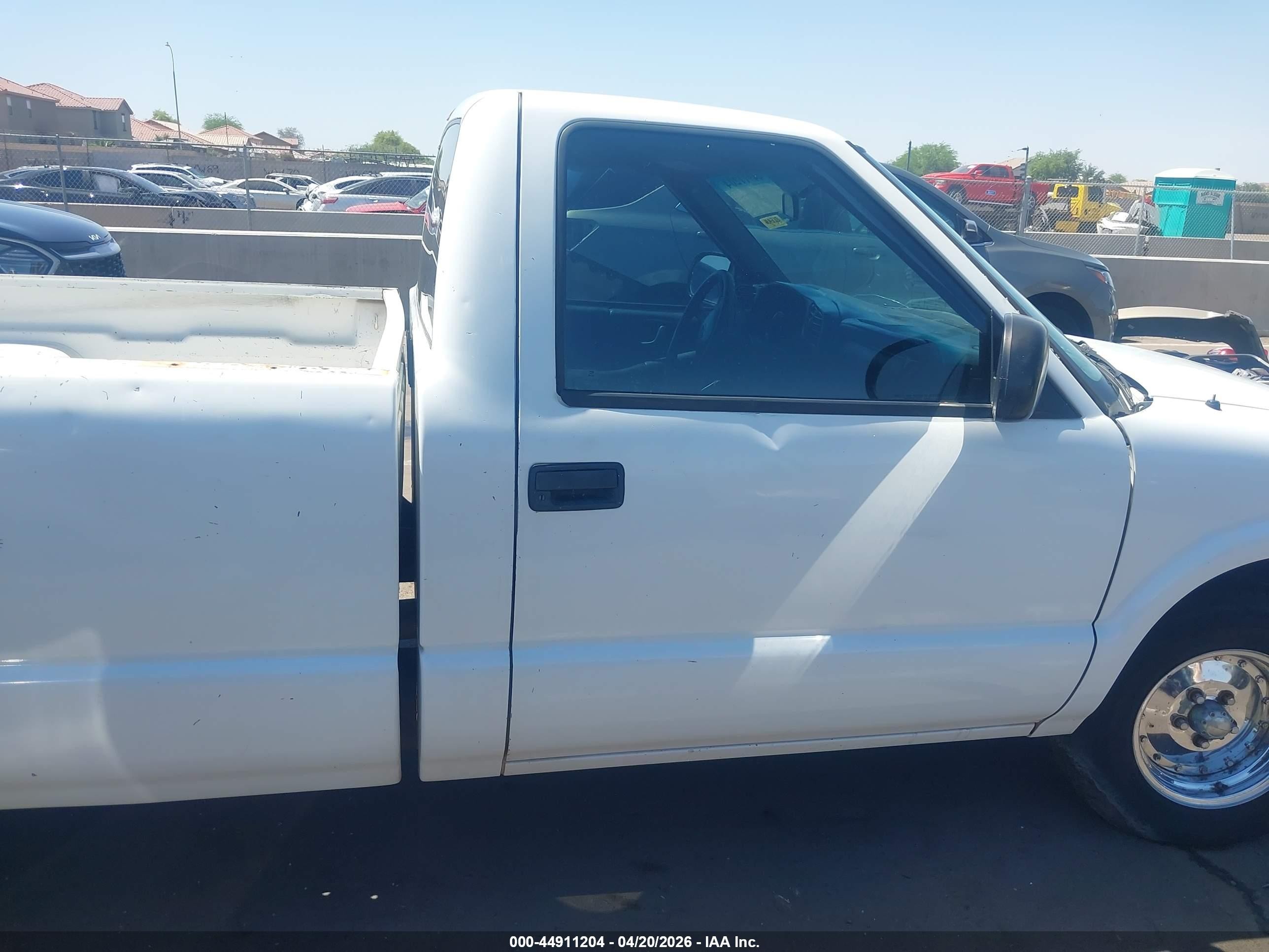 2003 Chevrolet S-10   White vin: 1GCCS14X338192329