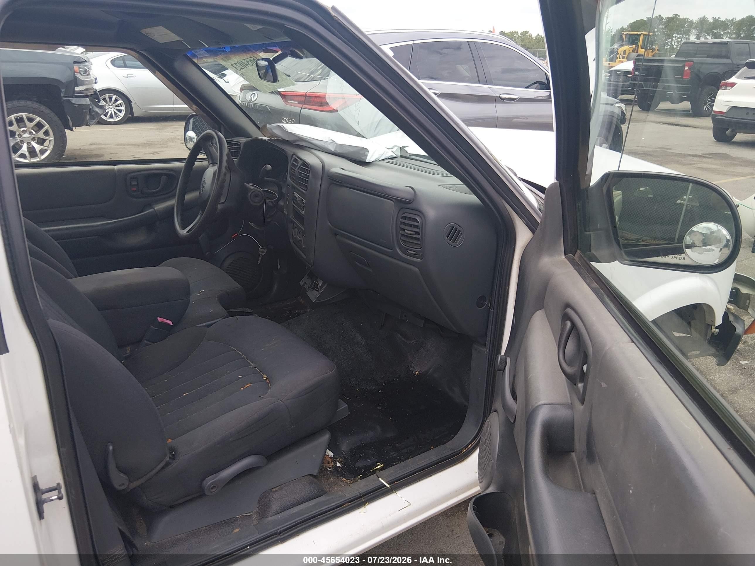 2003 Chevrolet S-10   Белый vin: 1GCCS14X438149179