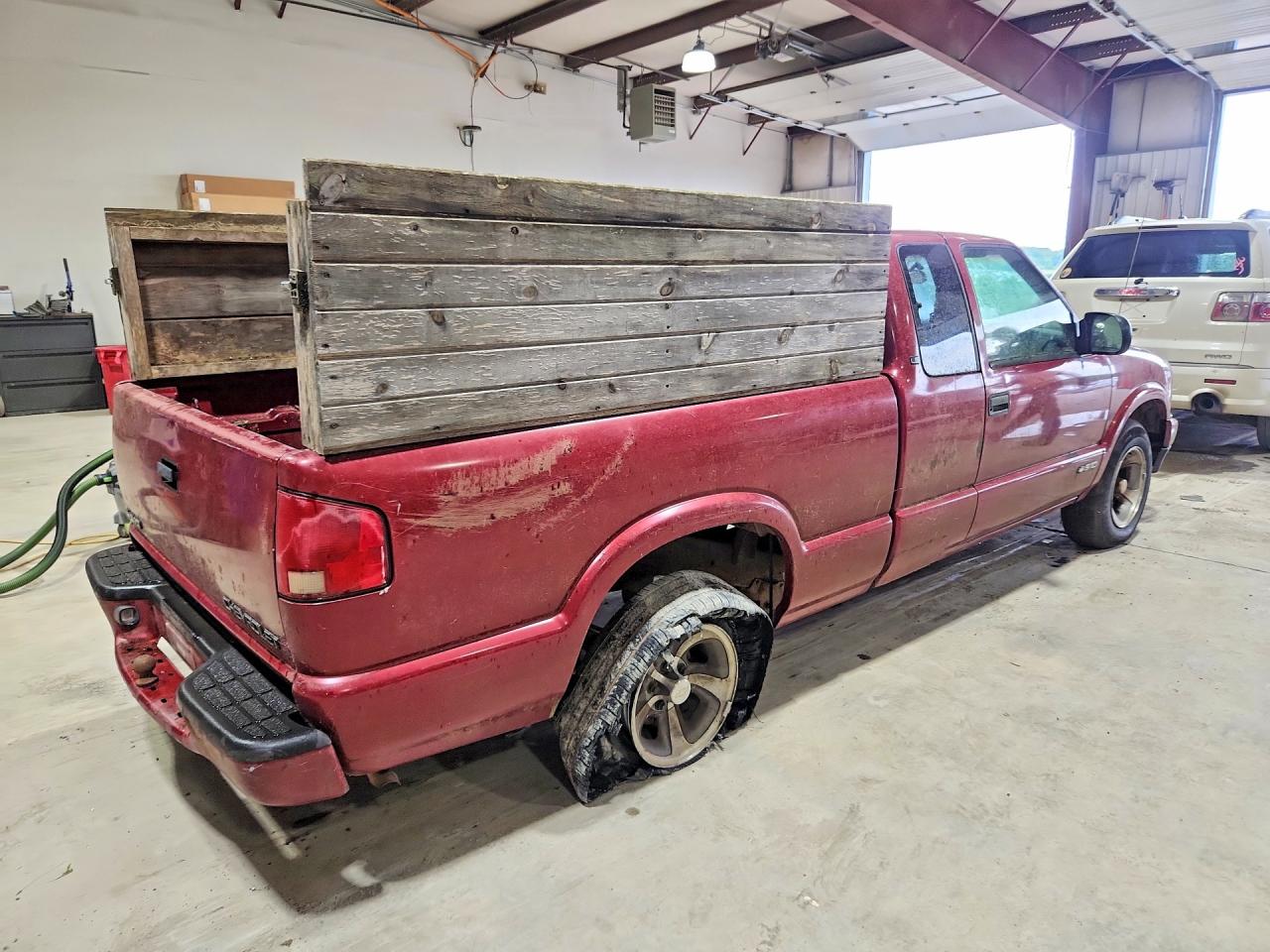 1998 Chevrolet S Truck S10 Burgundy vin: 1GCCS1942WK259377