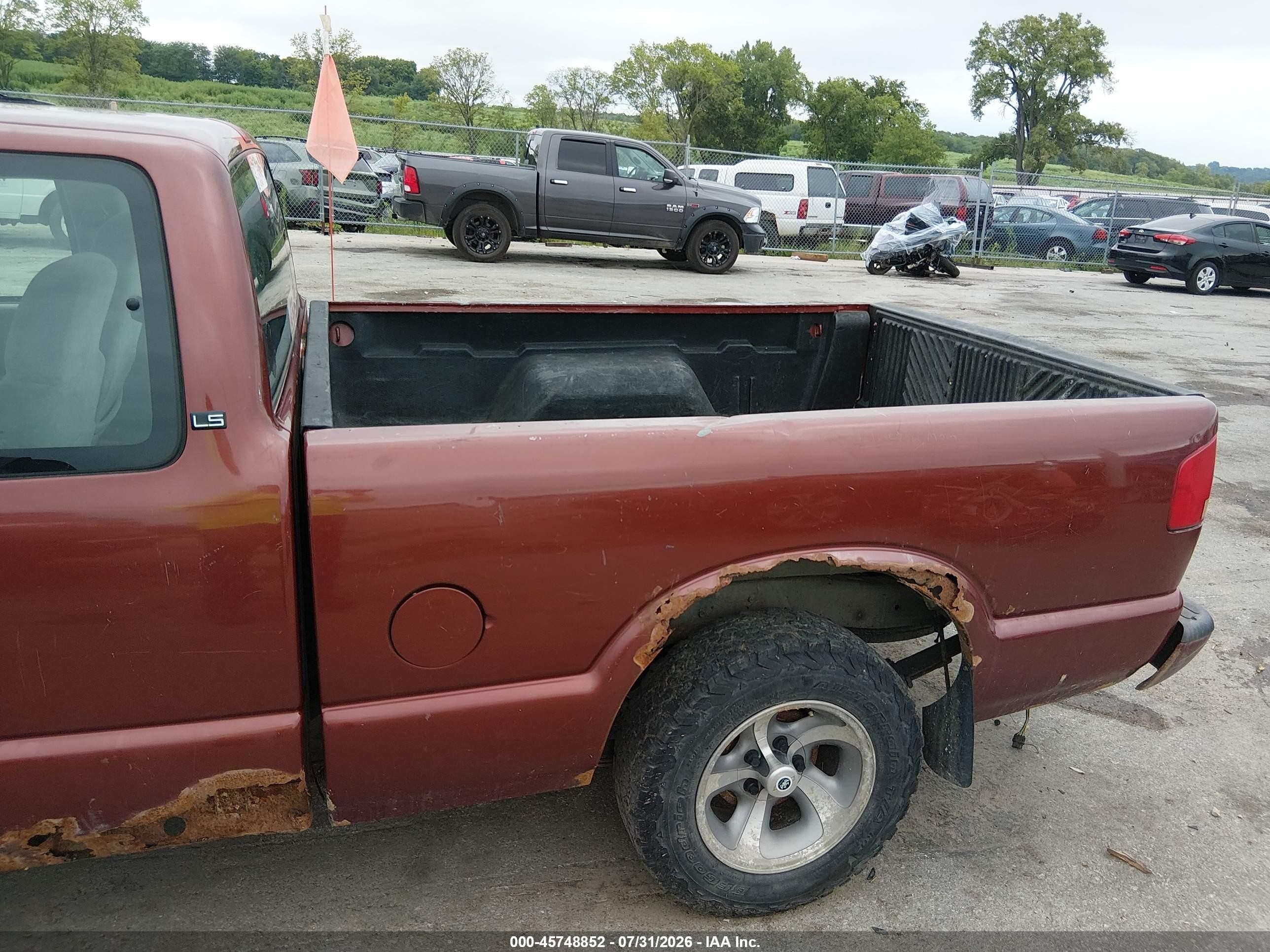 1998 Chevrolet S-10 Ls Red vin: 1GCCS1947WK166287