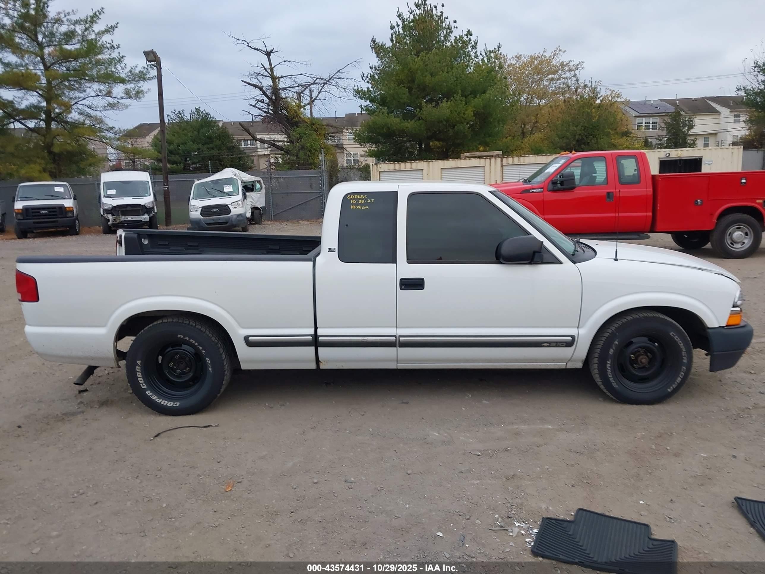 2001 Chevrolet S-10 Ls White vin: 1GCCS195018162841