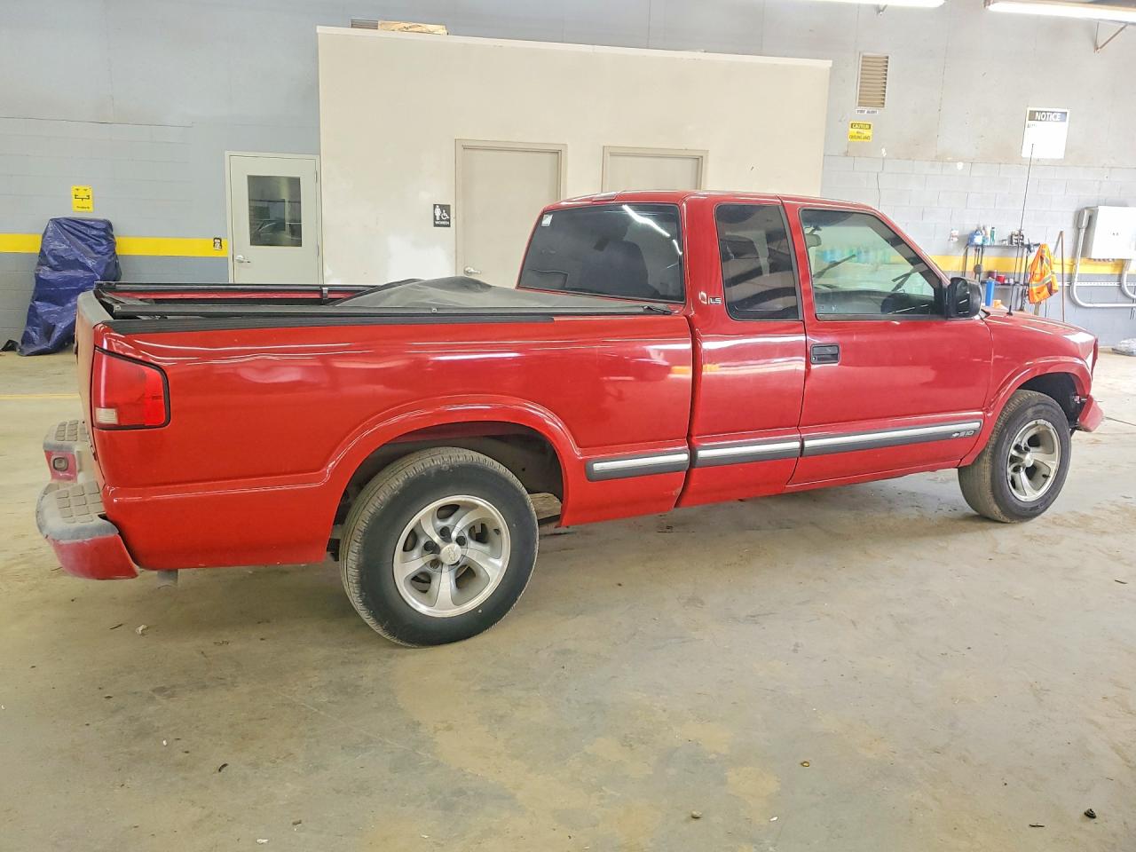 2001 Chevrolet S Truck S10 Red vin: 1GCCS195218251827