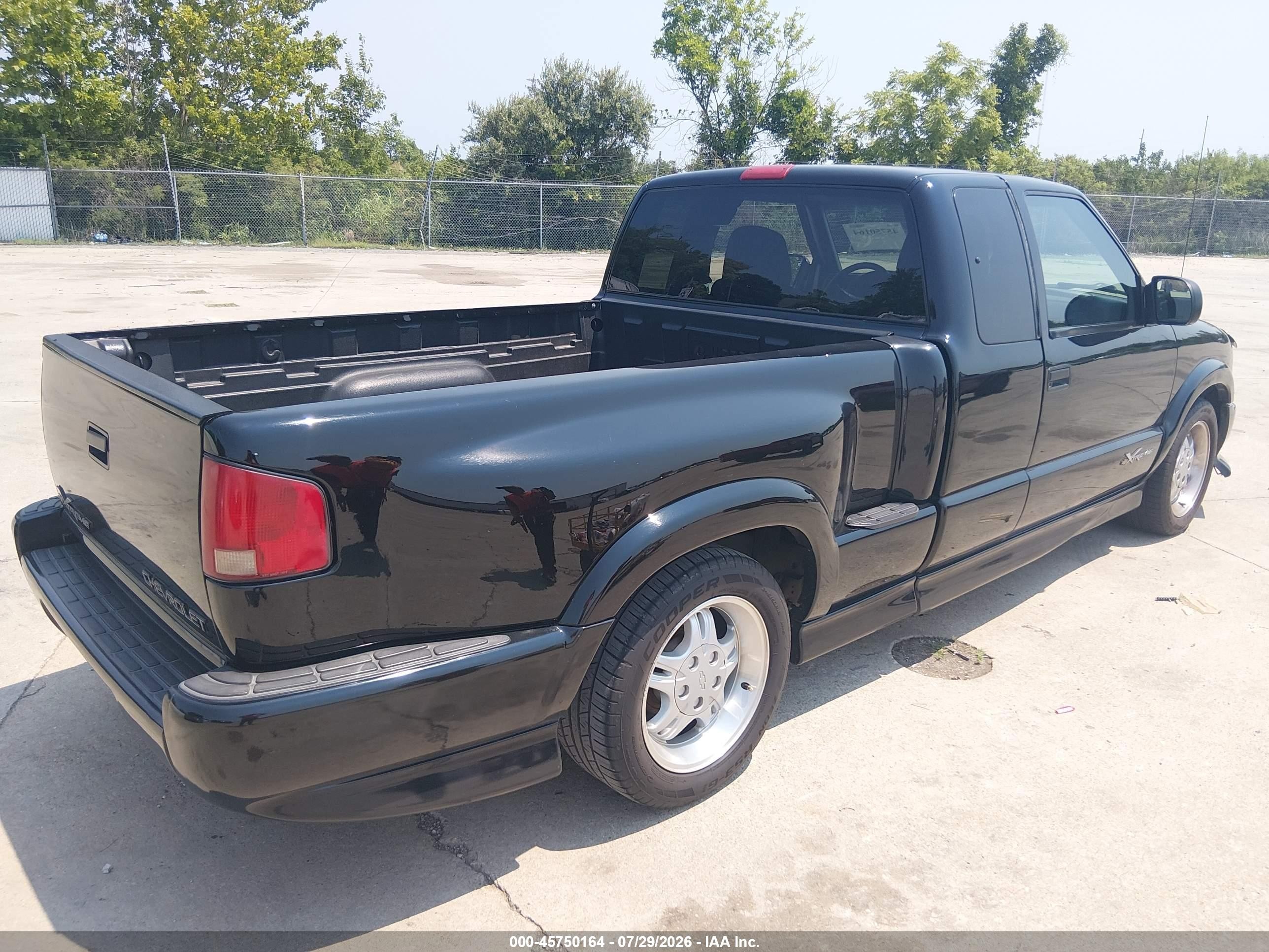 2000 Chevrolet S-10 Ls Black vin: 1GCCS1955Y8302621