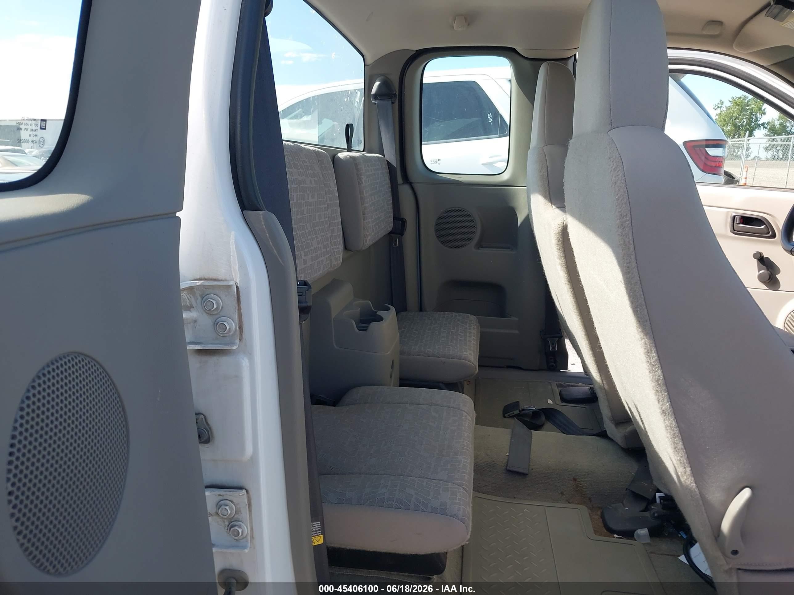 2004 Chevrolet Colorado   White vin: 1GCCS198348186520