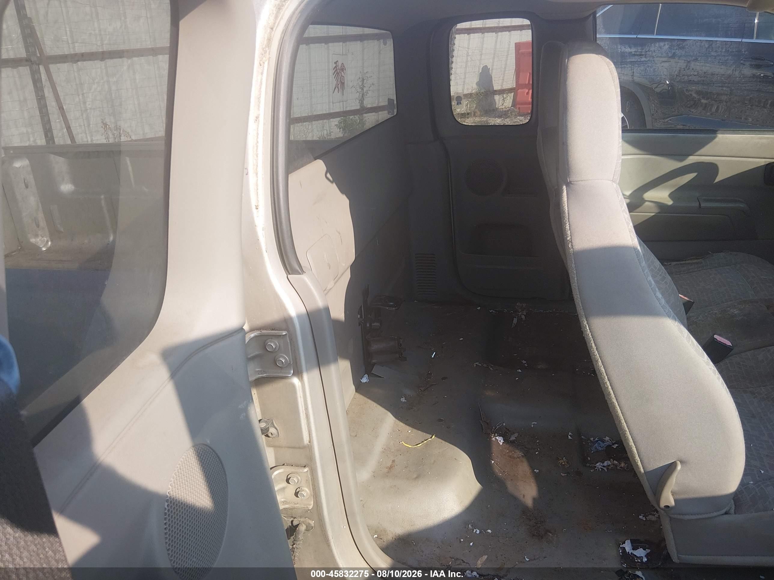 2005 Chevrolet Colorado   Silver vin: 1GCCS198758272236