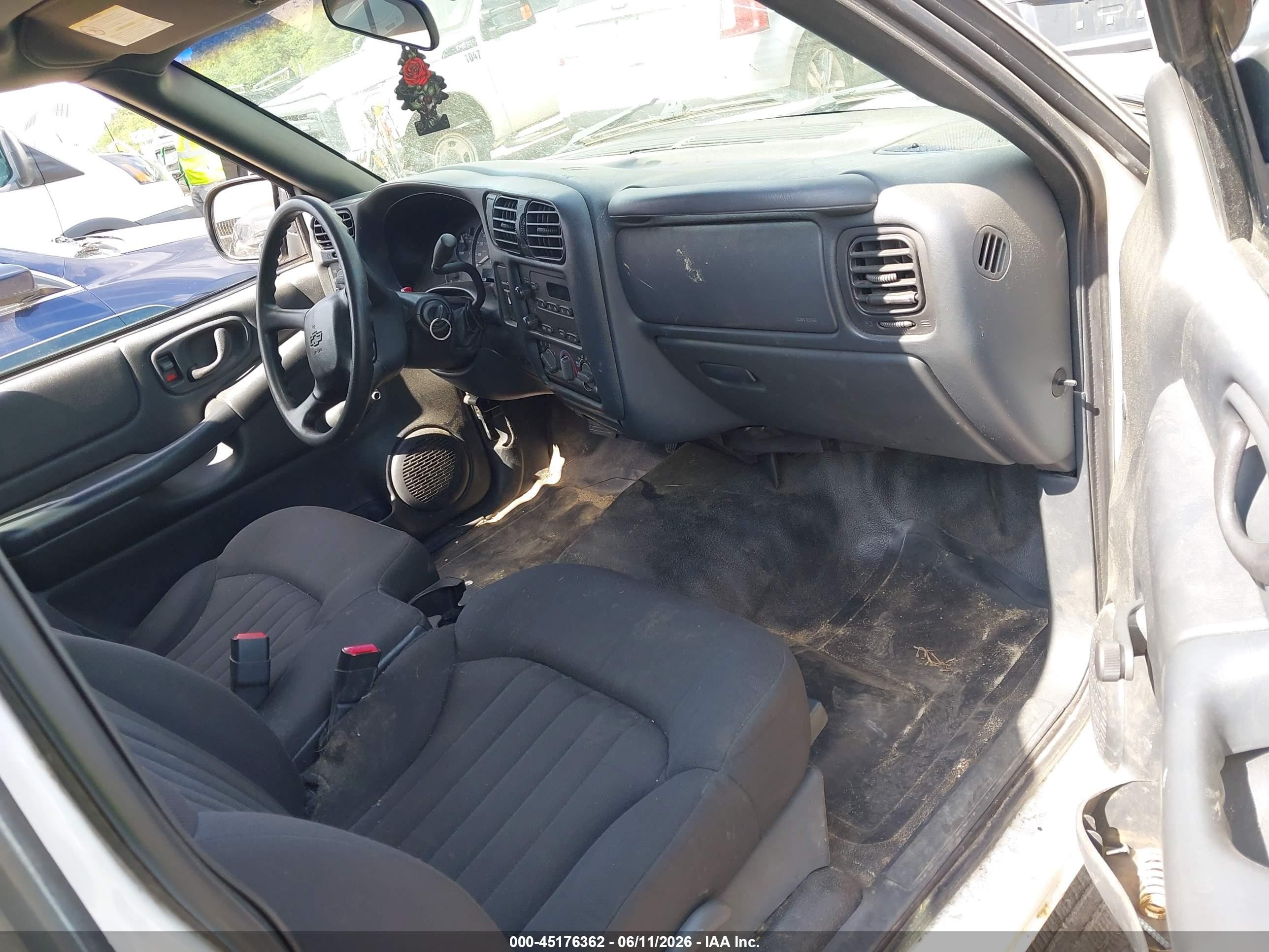 2003 Chevrolet S-10   White vin: 1GCCS19H038142117