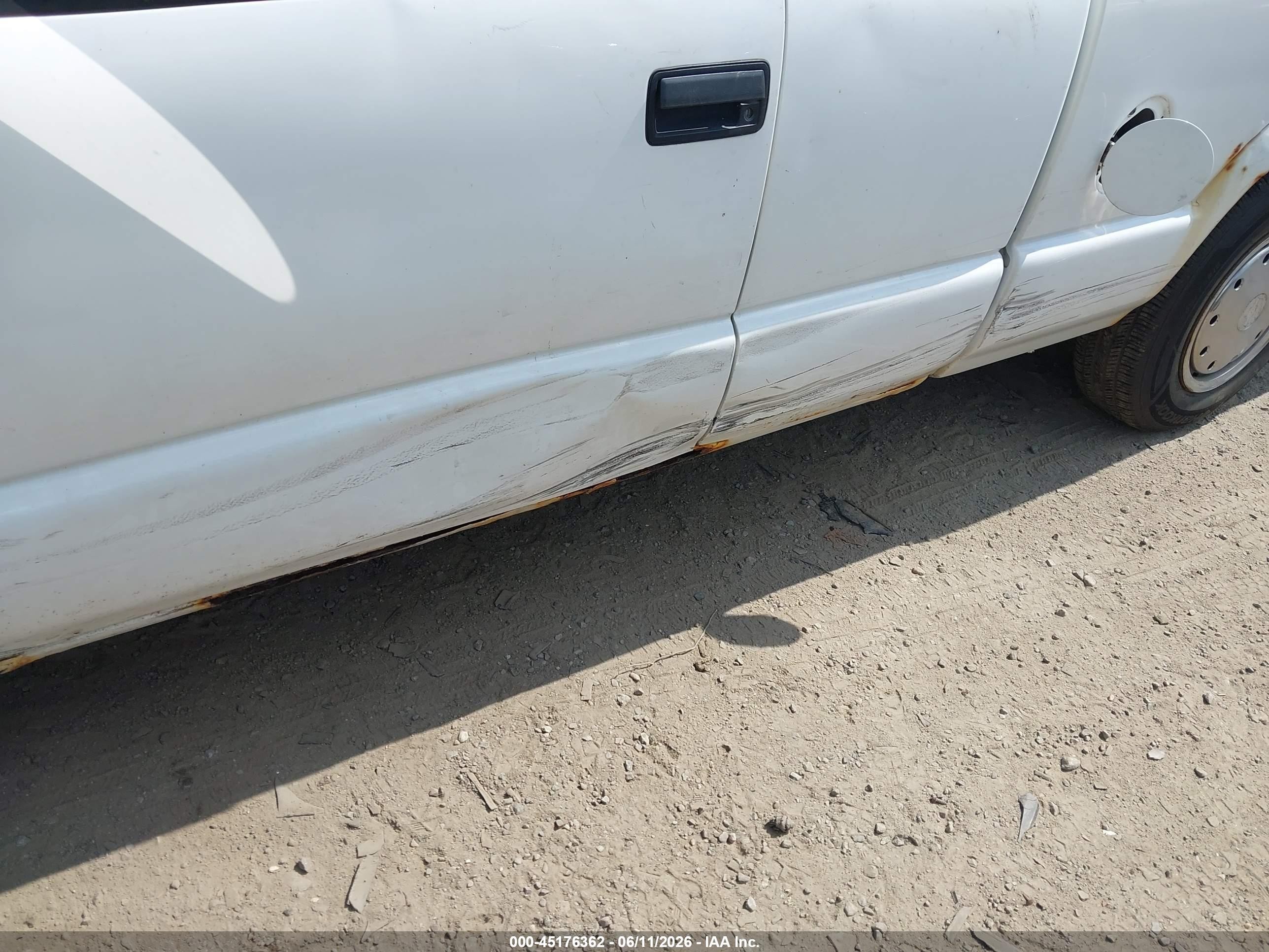 2003 Chevrolet S-10   White vin: 1GCCS19H038142117