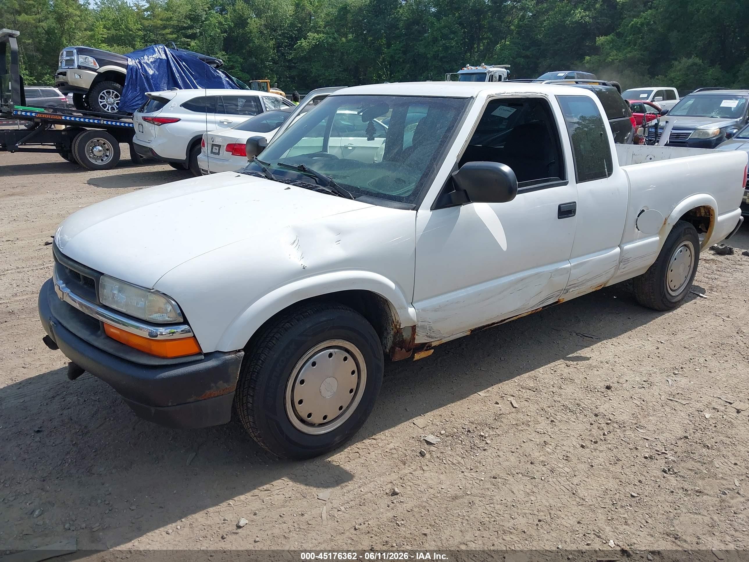 2003 Chevrolet S-10   White vin: 1GCCS19H038142117