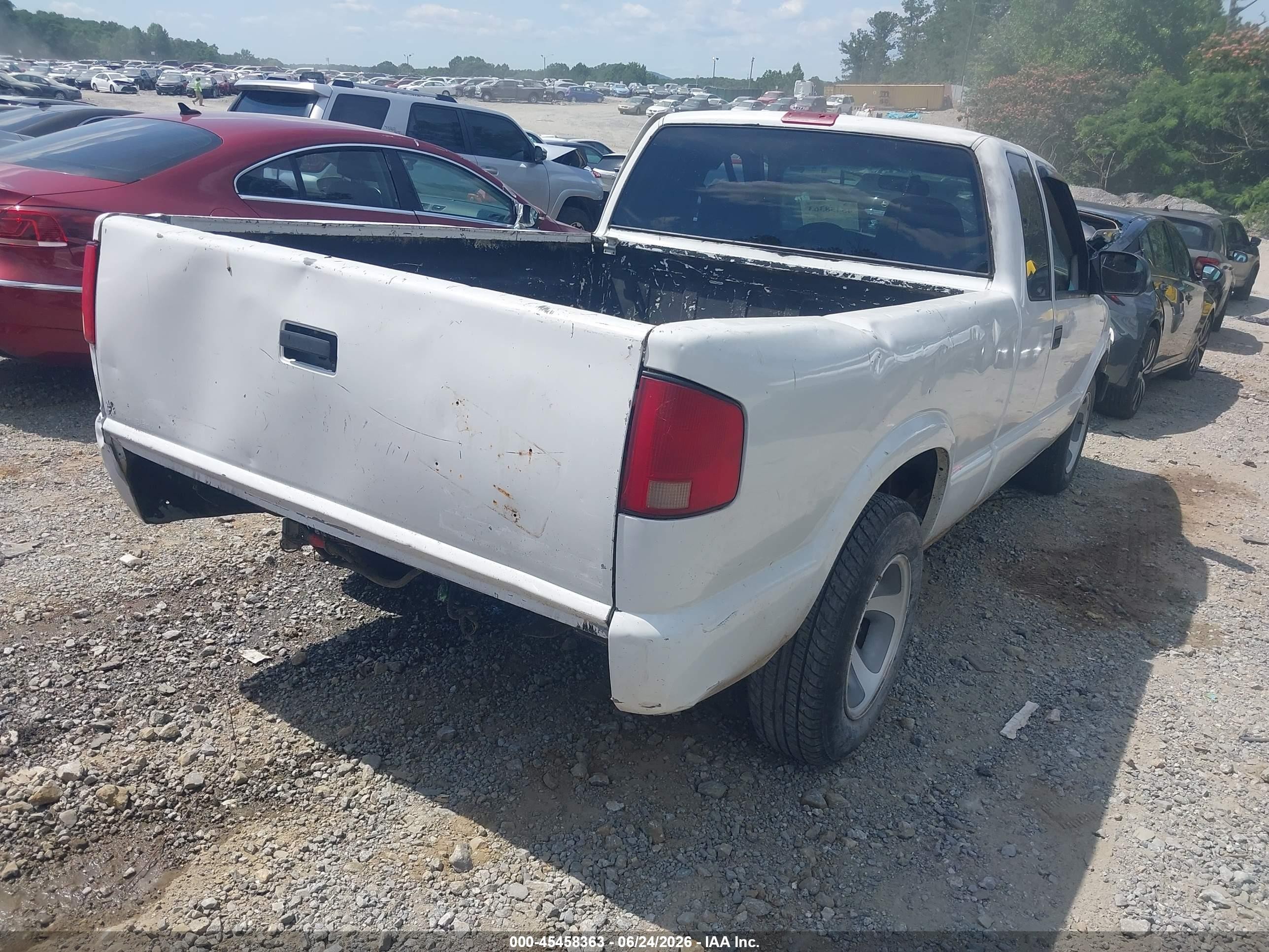 2003 Chevrolet S-10   White vin: 1GCCS19H038169852
