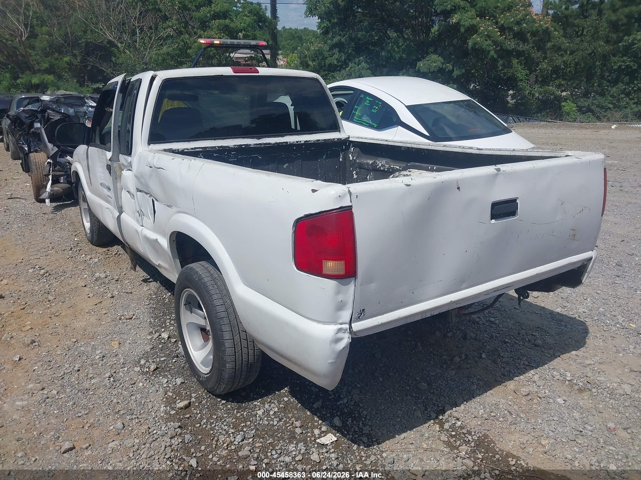 2003 Chevrolet S-10   White vin: 1GCCS19H038169852