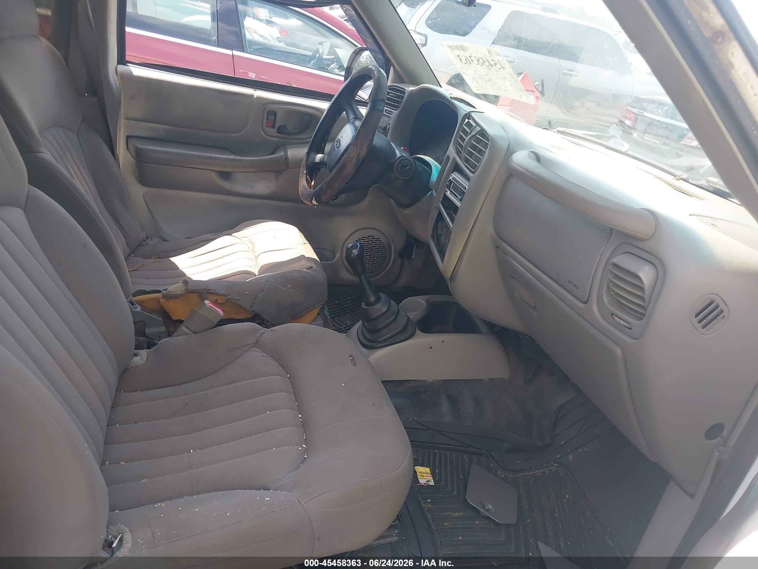 2003 Chevrolet S-10   White vin: 1GCCS19H038169852