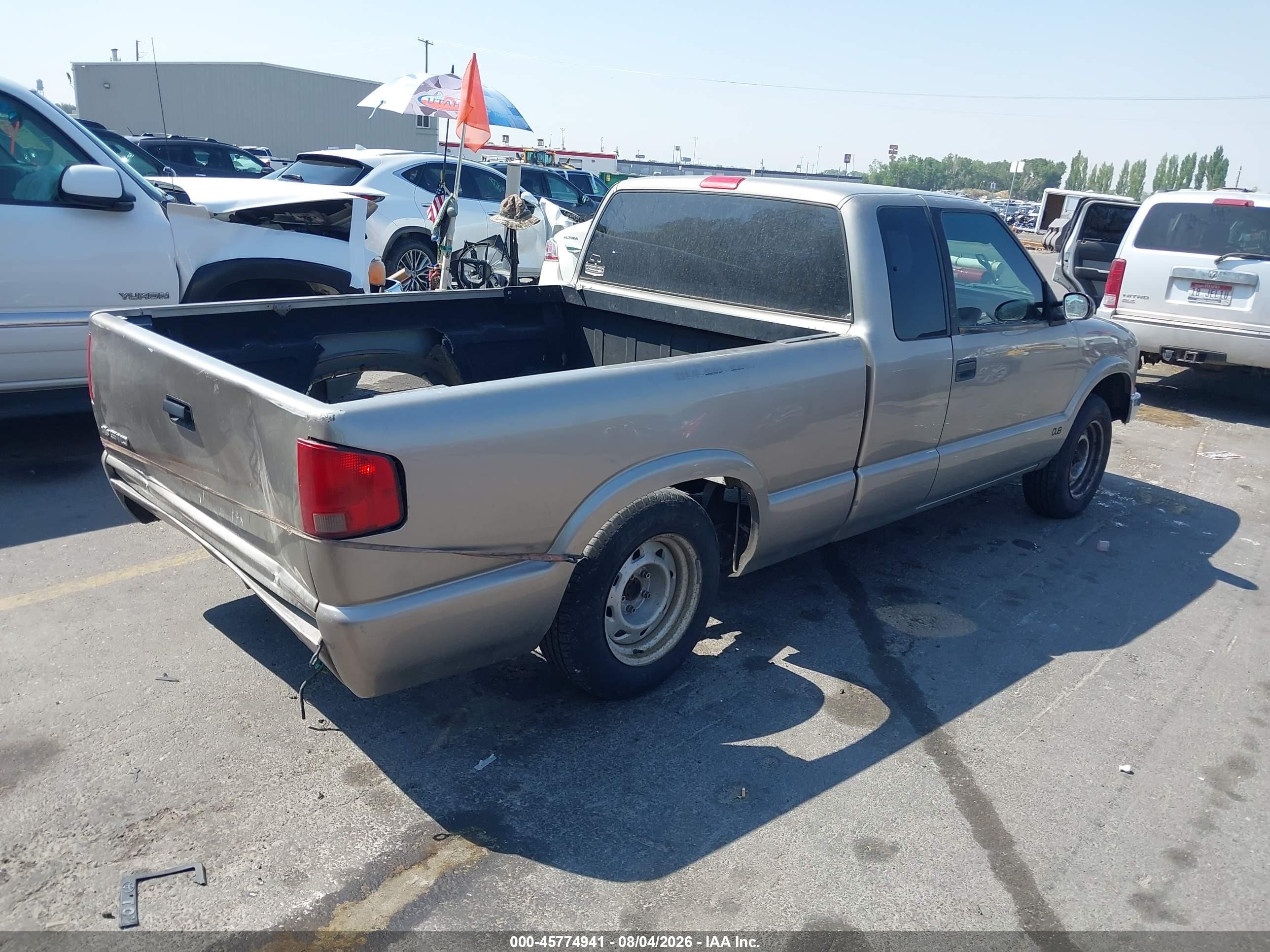 2003 Chevrolet S-10   Silver vin: 1GCCS19H438260297