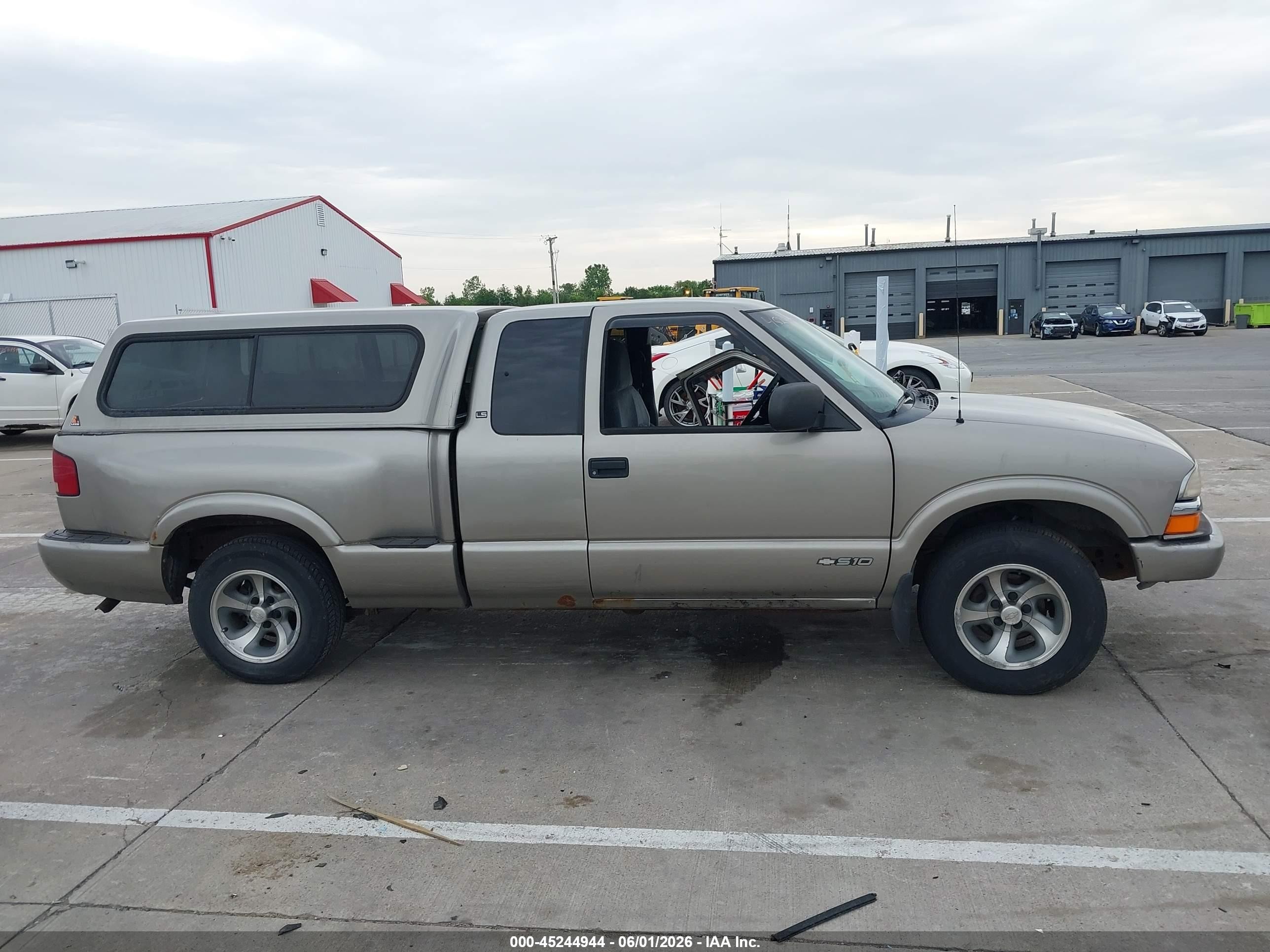2001 Chevrolet S-10 Ls Beige vin: 1GCCS19W118117321