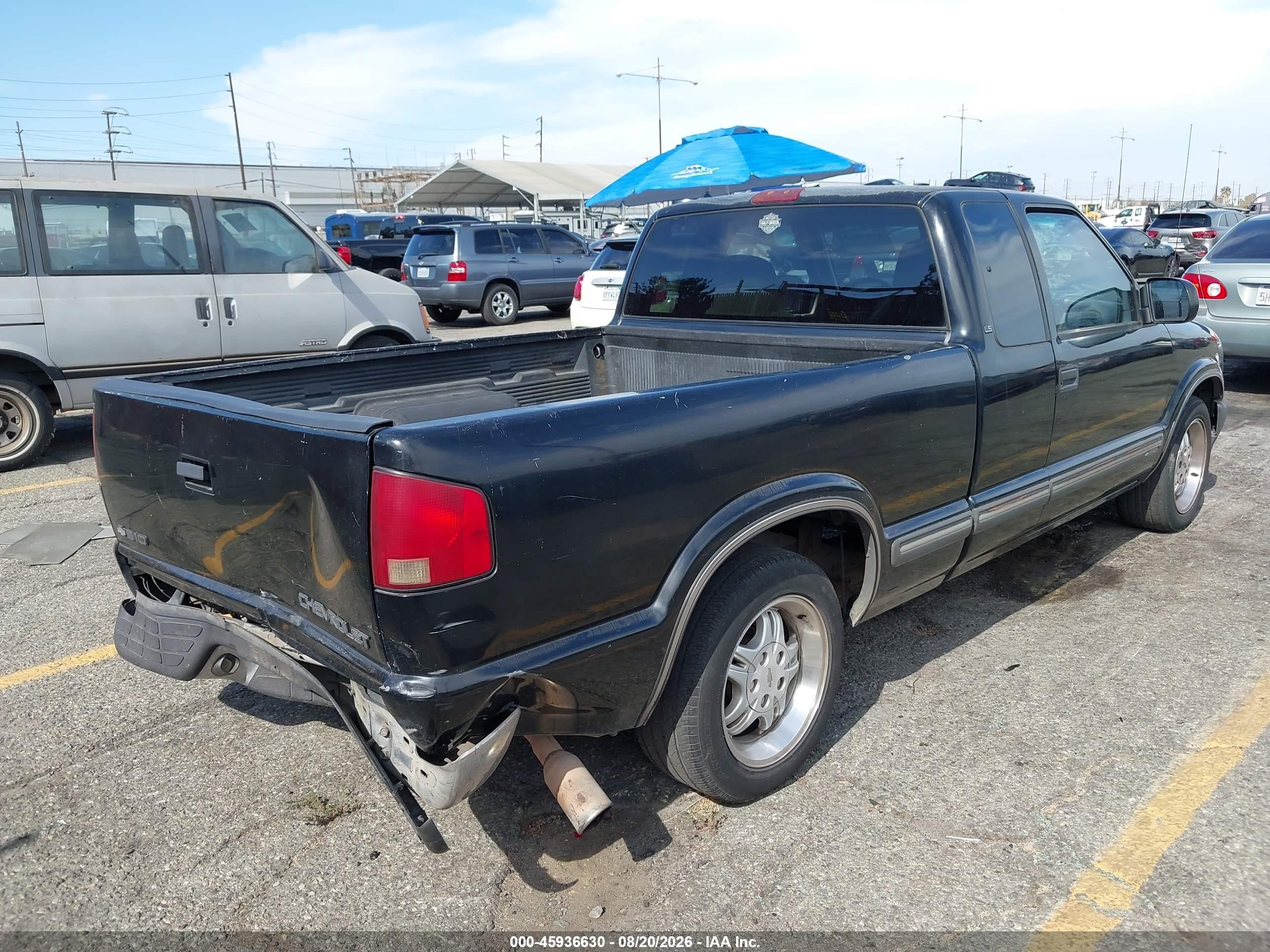 2000 Chevrolet S-10 Ls Black vin: 1GCCS19W1YK240307