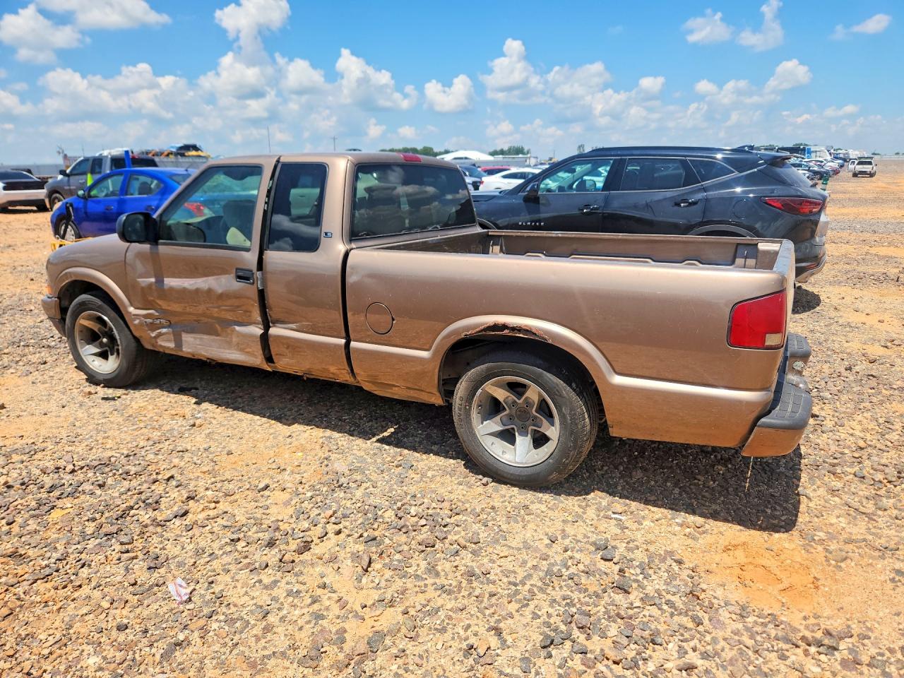 2002 Chevrolet S Truck S10 Tan vin: 1GCCS19W228182650