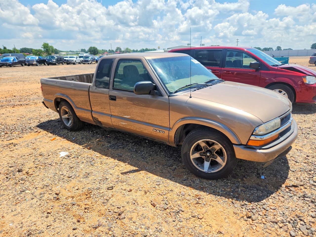 2002 Chevrolet S Truck S10 Tan vin: 1GCCS19W228182650