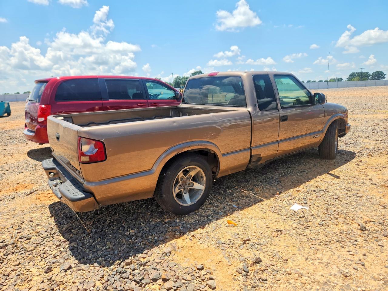 2002 Chevrolet S Truck S10 Tan vin: 1GCCS19W228182650