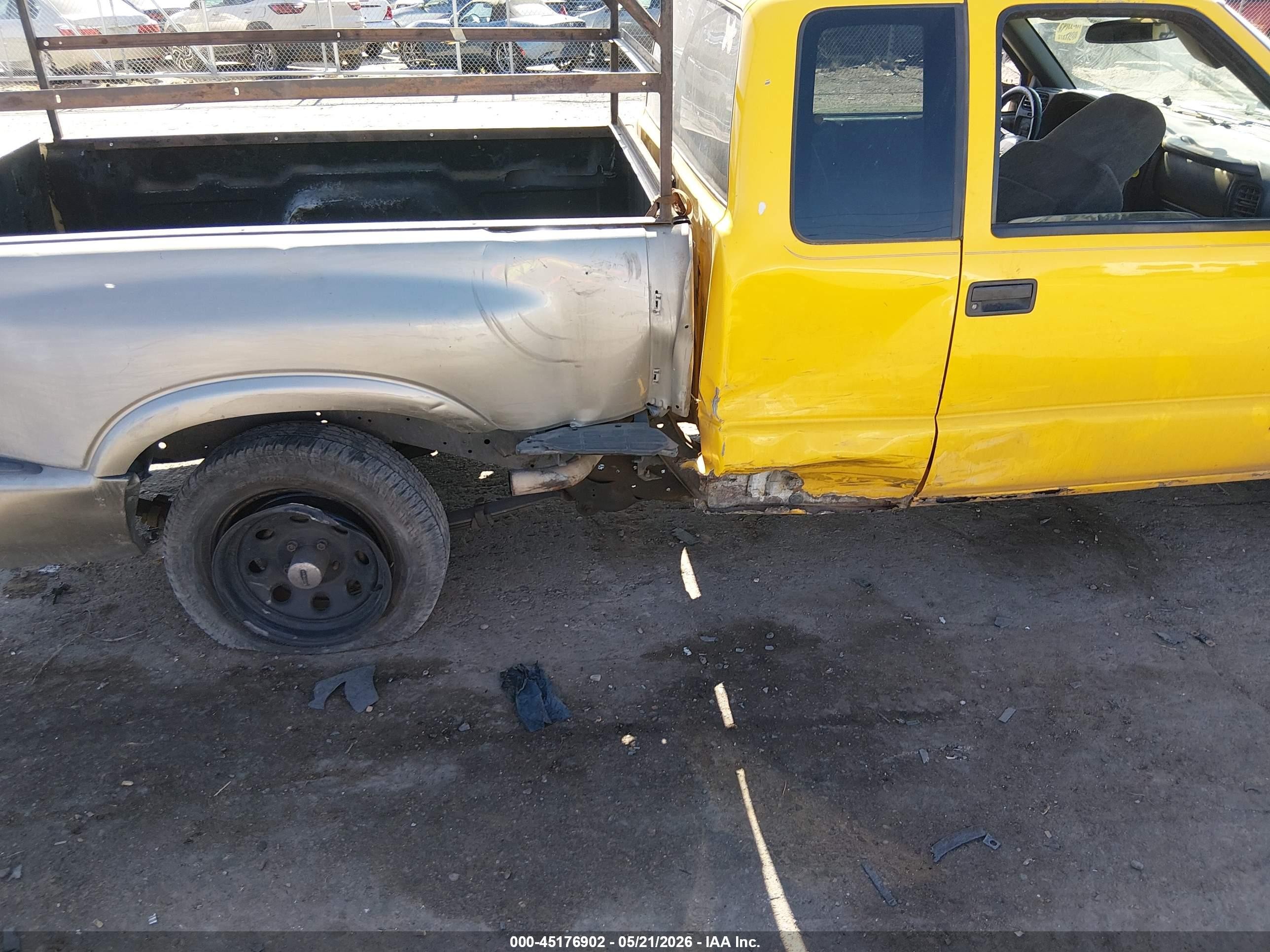 2002 Chevrolet S-10 Ls Yellow vin: 1GCCS19W528222820