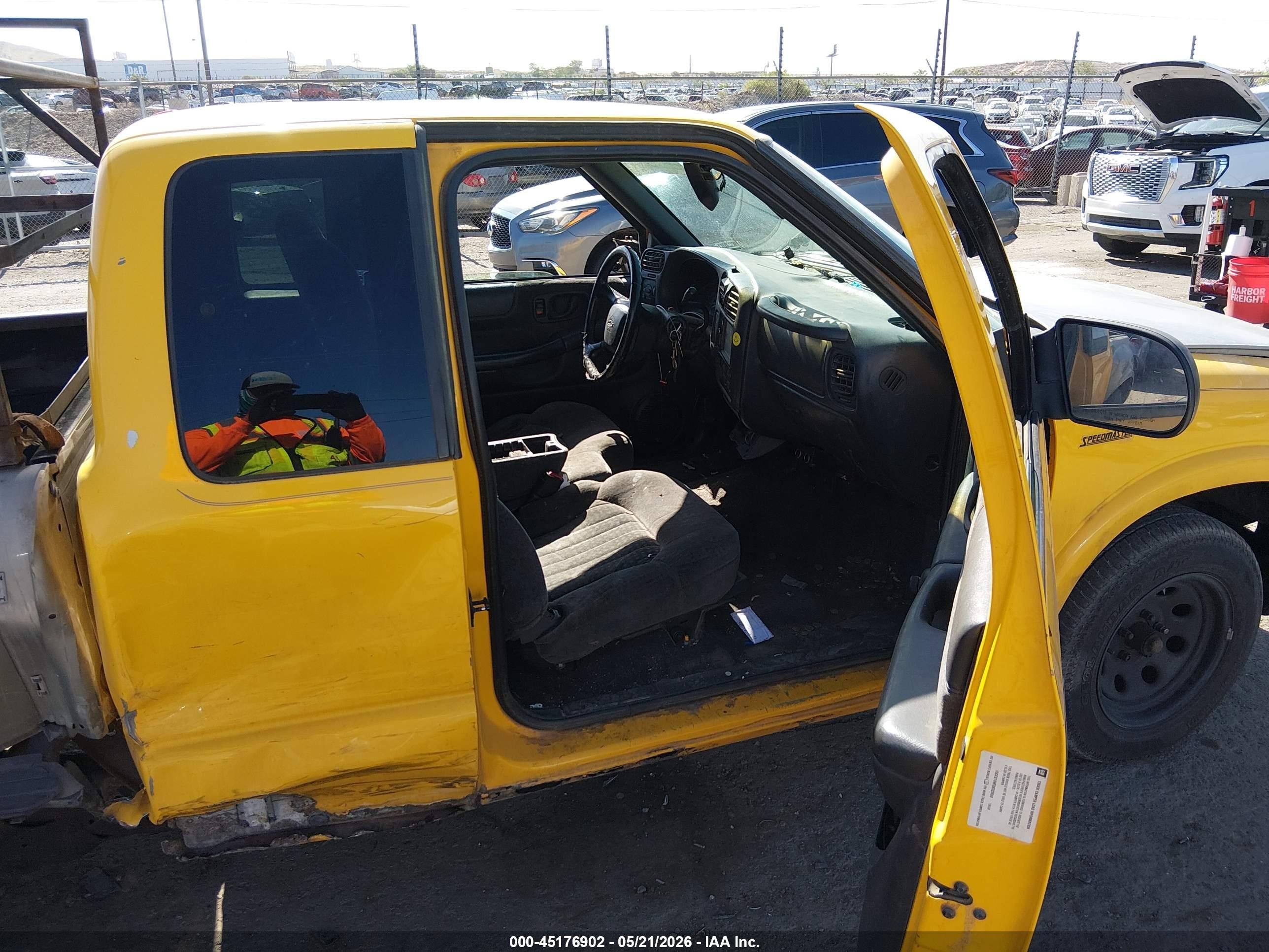 2002 Chevrolet S-10 Ls Yellow vin: 1GCCS19W528222820