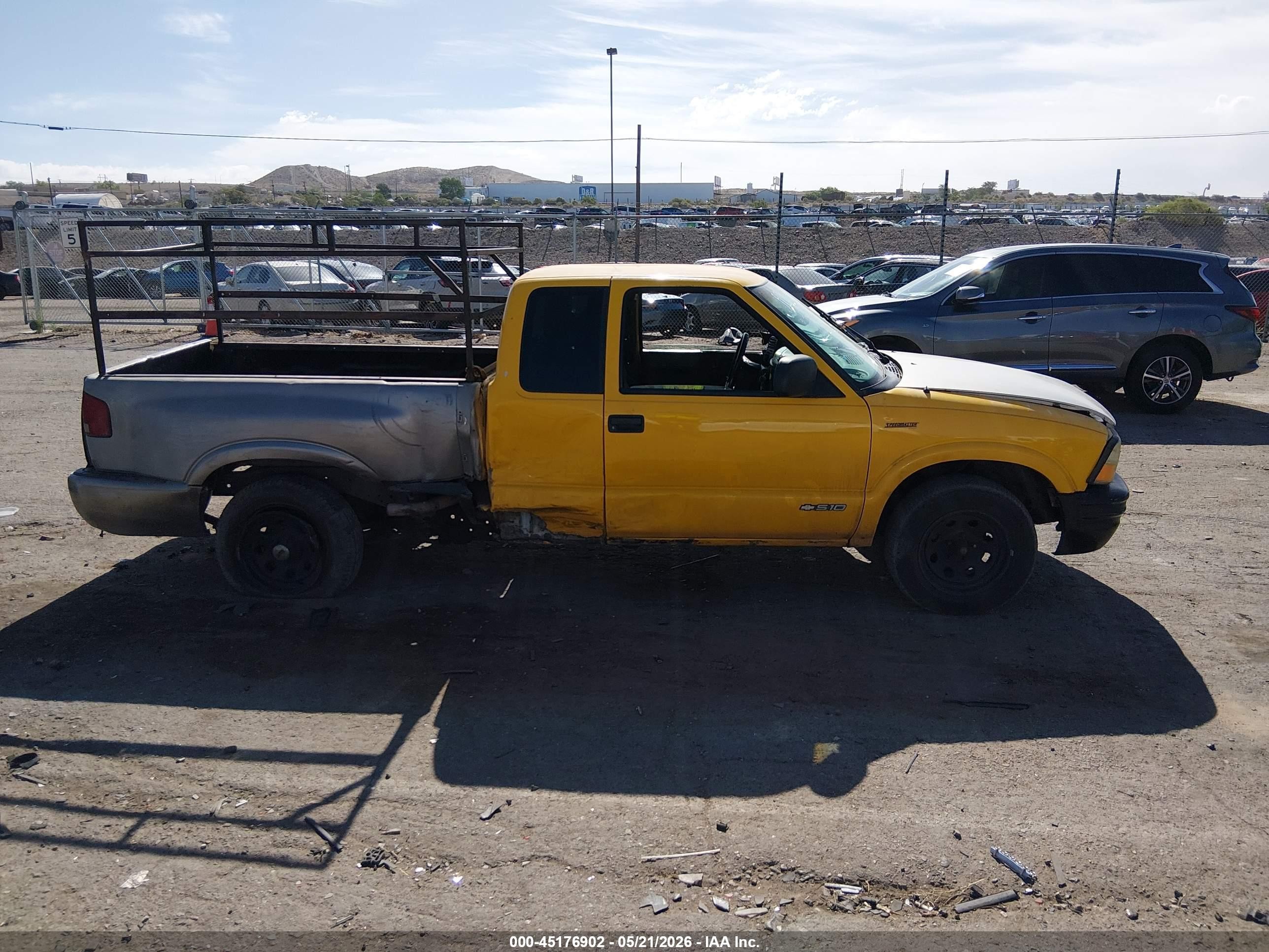 2002 Chevrolet S-10 Ls Yellow vin: 1GCCS19W528222820