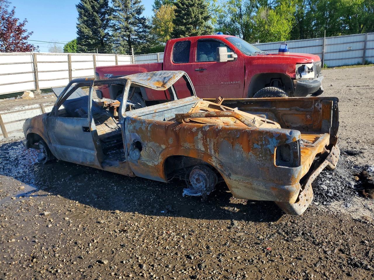 2001 Chevrolet S Truck S10 Burn vin: 1GCCS19W618122658