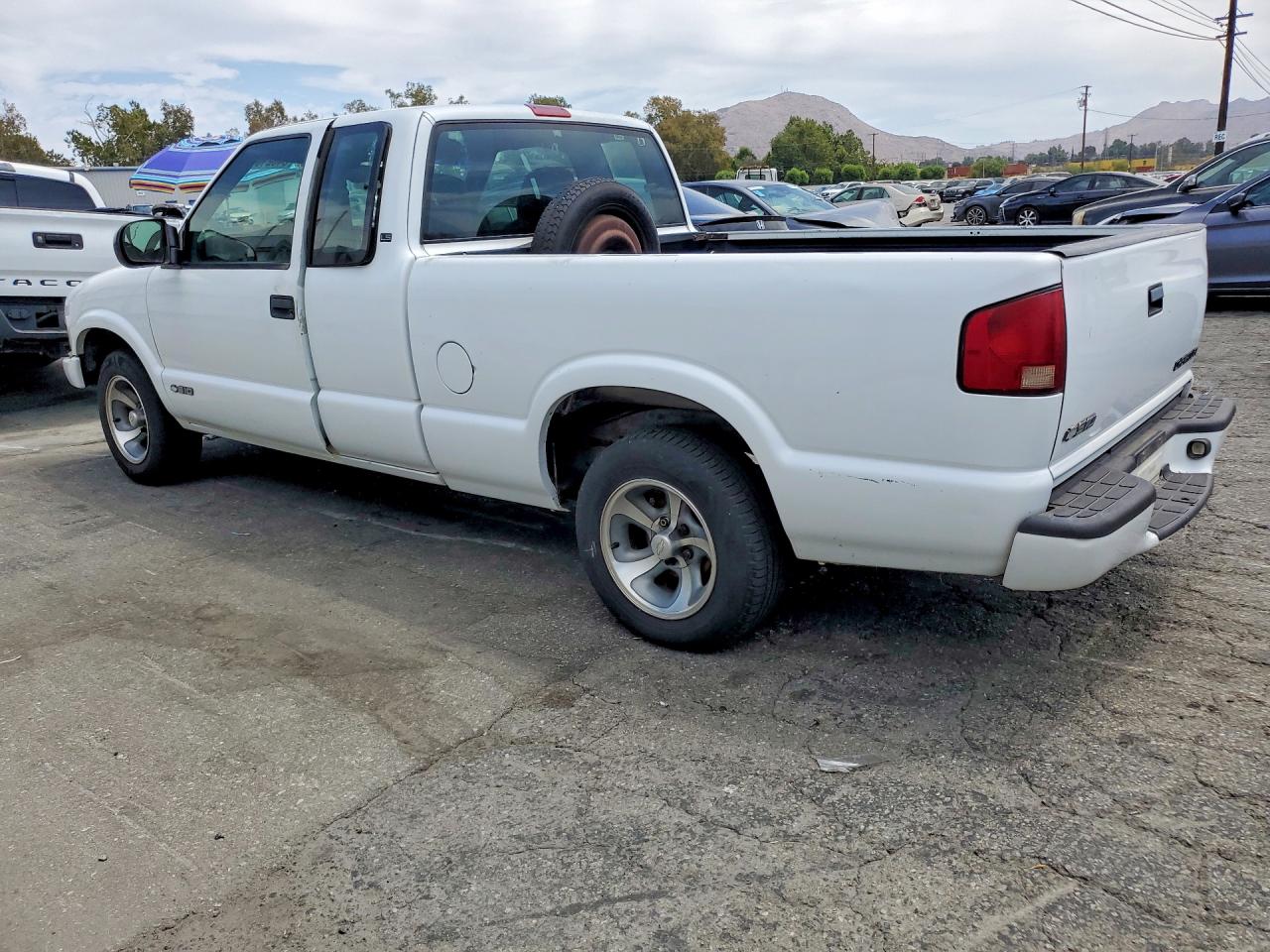 2001 Chevrolet S Truck S10 White vin: 1GCCS19W718163218