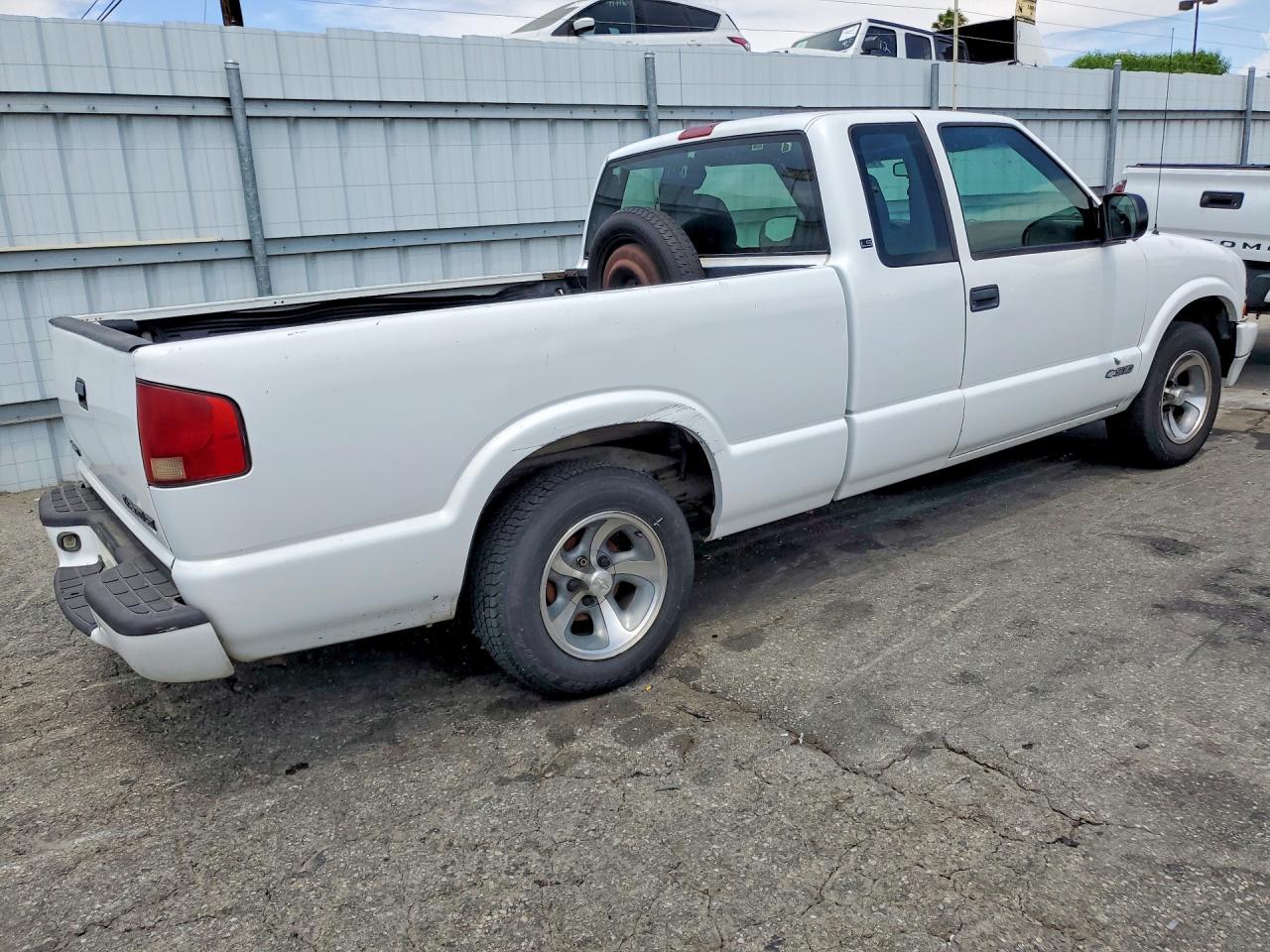 2001 Chevrolet S Truck S10 White vin: 1GCCS19W718163218