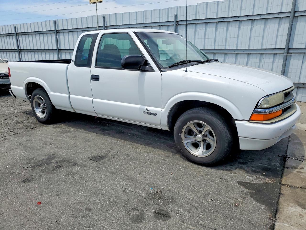 2001 Chevrolet S Truck S10 White vin: 1GCCS19W718163218