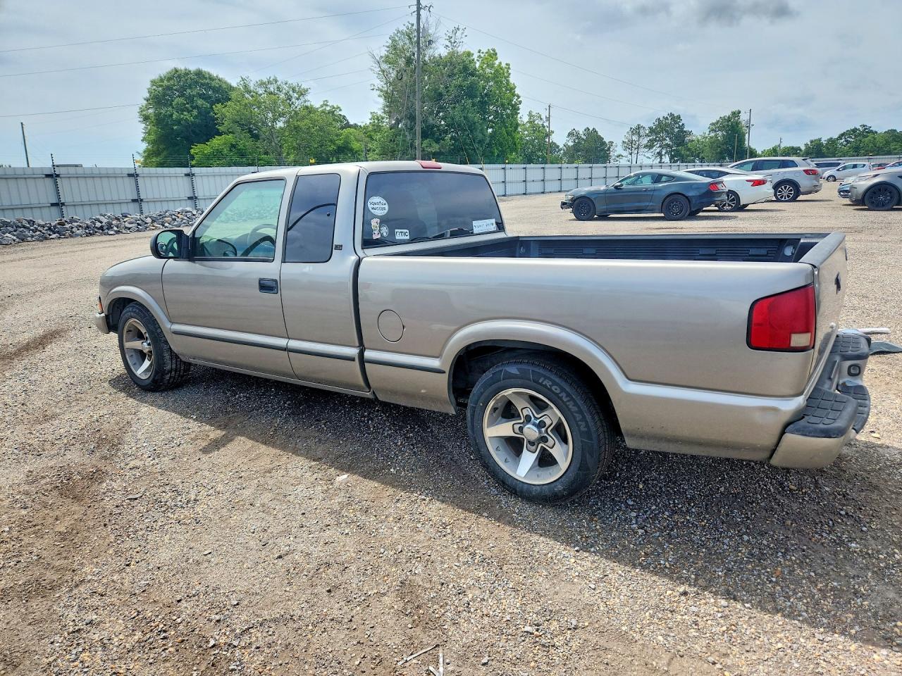2002 Chevrolet S Truck S10 Beige vin: 1GCCS19W728153192