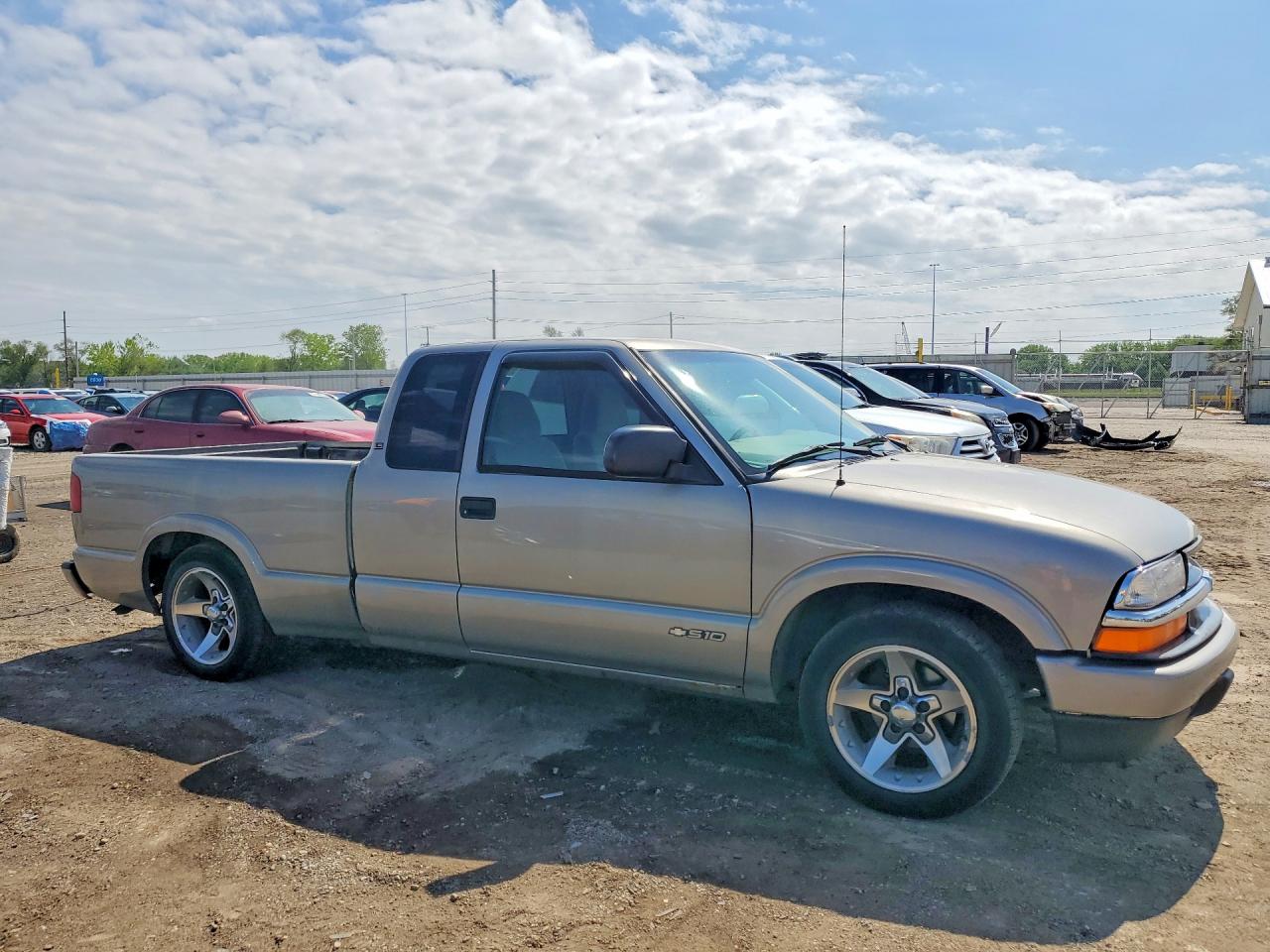 2002 Chevrolet S Truck S10 Silver vin: 1GCCS19W728264065