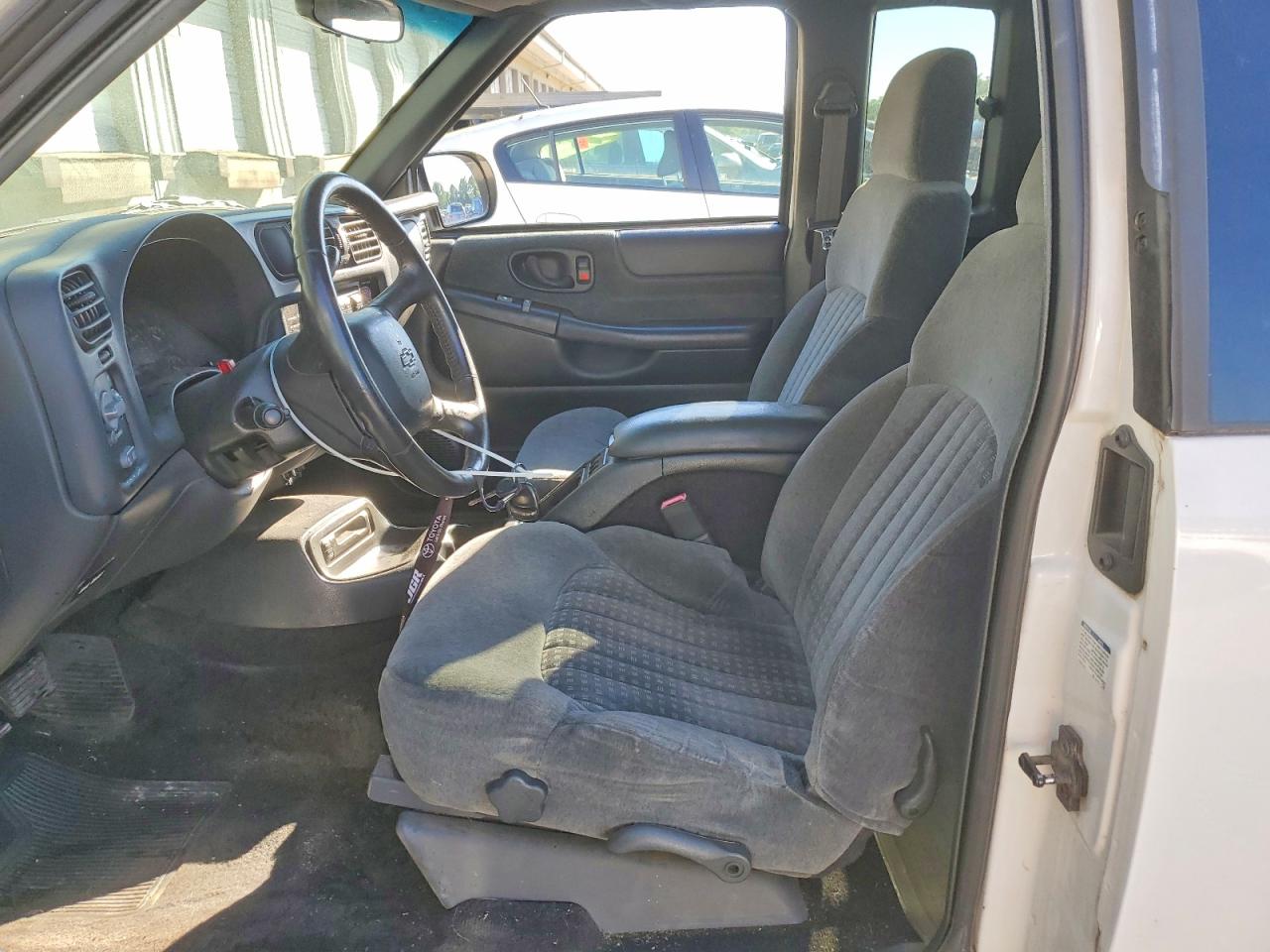 2002 Chevrolet S Truck S10 White vin: 1GCCS19W828136966