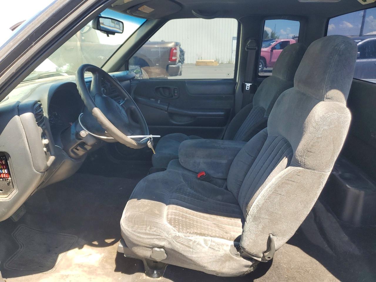 2000 Chevrolet S Truck S10 White vin: 1GCCS19W8Y8313945