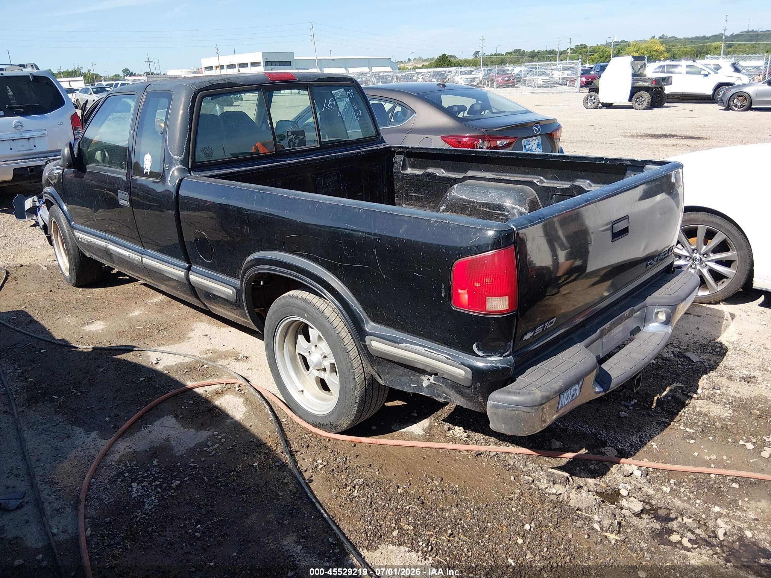 1998 Chevrolet S-10 Ls Black vin: 1GCCS19X3WK115704