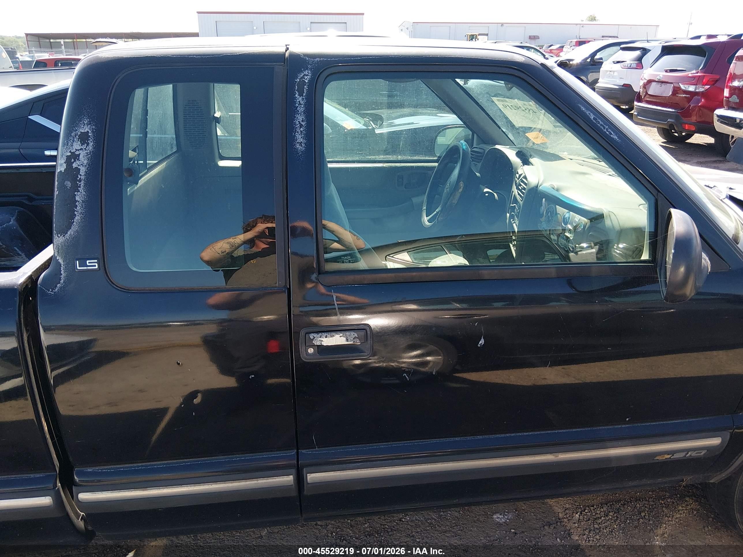 1998 Chevrolet S-10 Ls Black vin: 1GCCS19X3WK115704