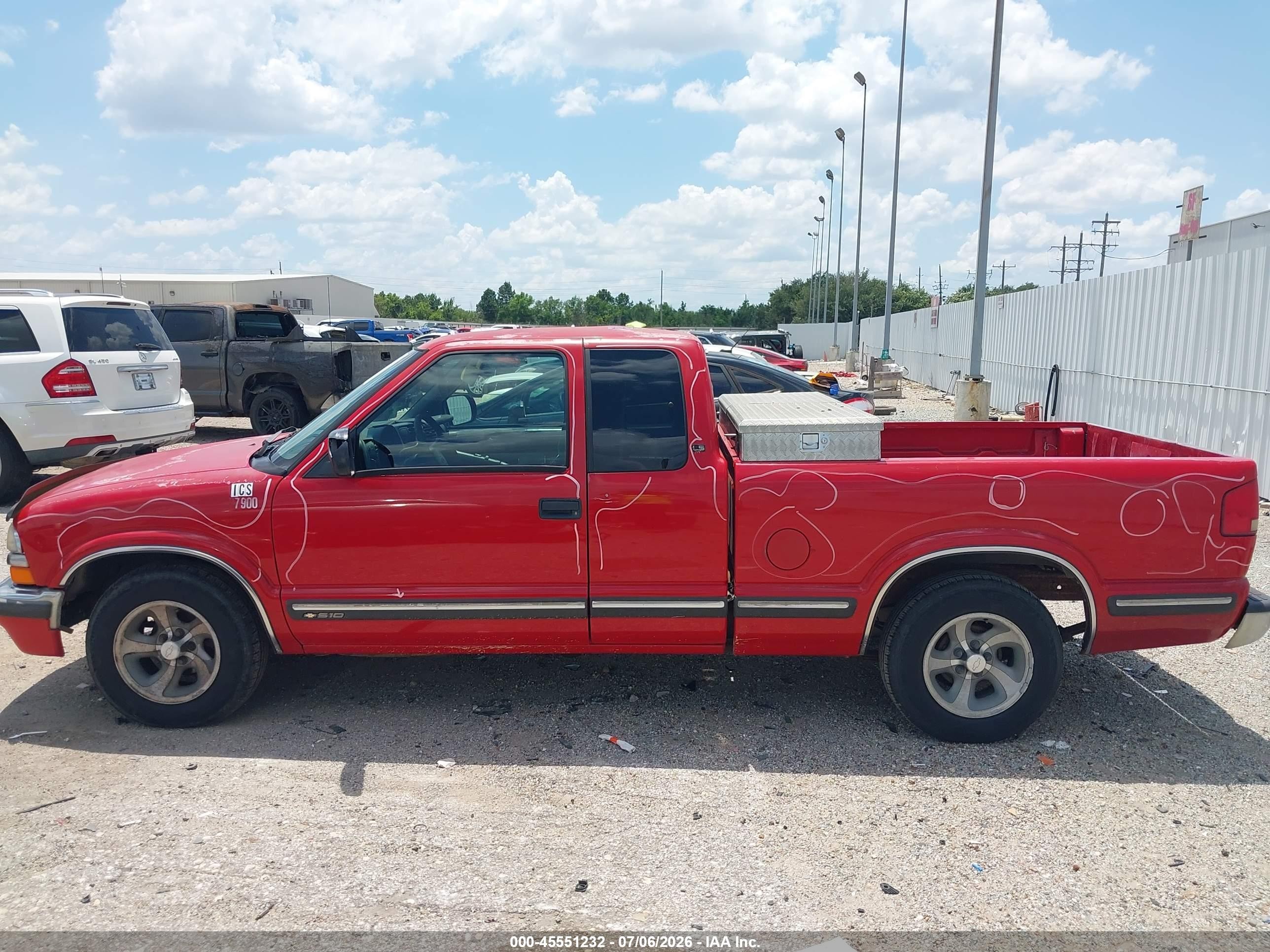 1999 Chevrolet S-10 Ls Red vin: 1GCCS19X3X8135790